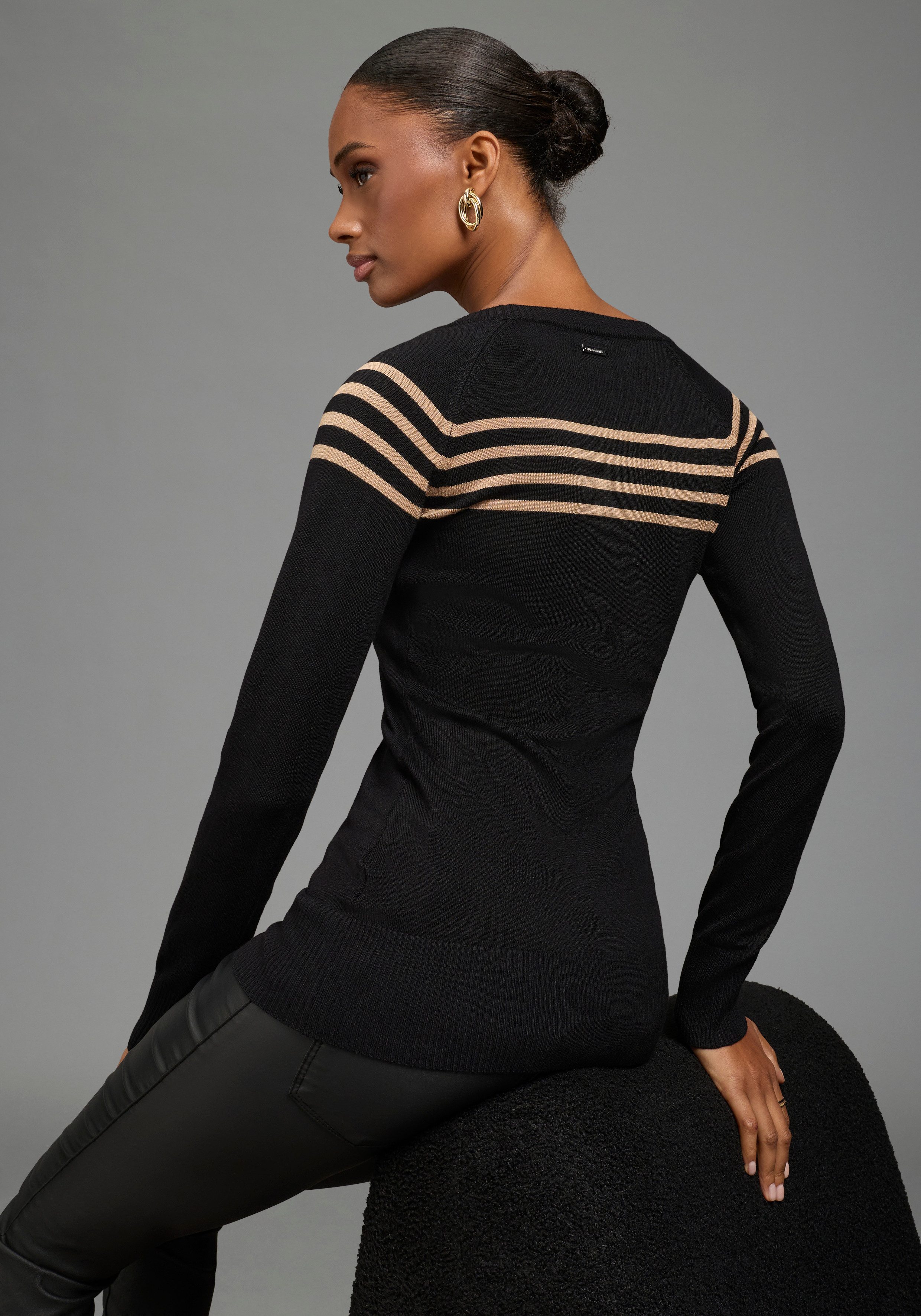 Bruno Banani Strickpullover mit Zierknöpfen und Streifen-Design mit Rundhalsausschnitt, figurbetonte Passform, hüftlange Form. € 39,99, (€ 39,99 pro 1 Stk).