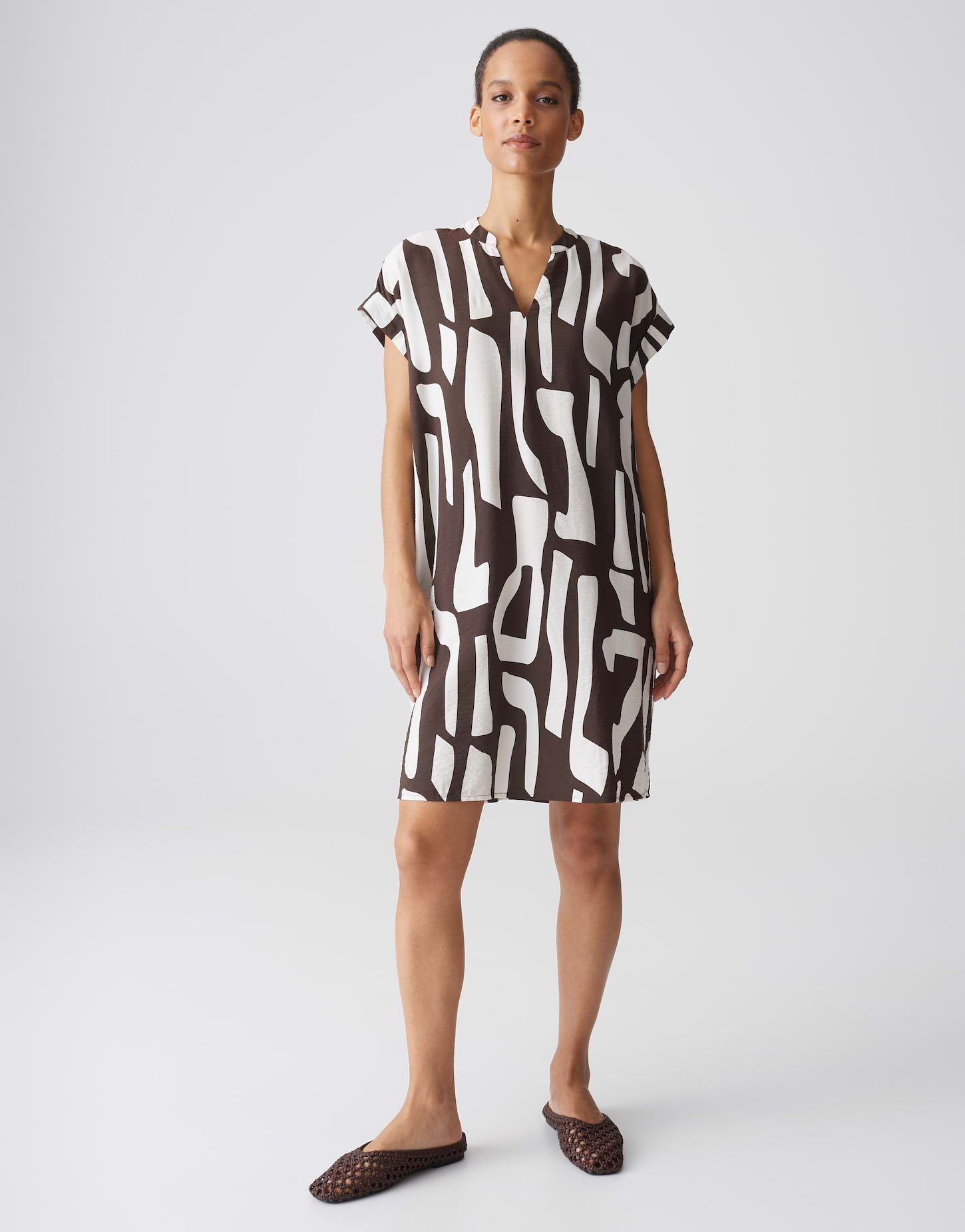 OPUS Shirtkleid Wulana dune aus glatter Webware mit Crash Optik Der Aufschlag am Ärmel sorgt für eine entspannte Note