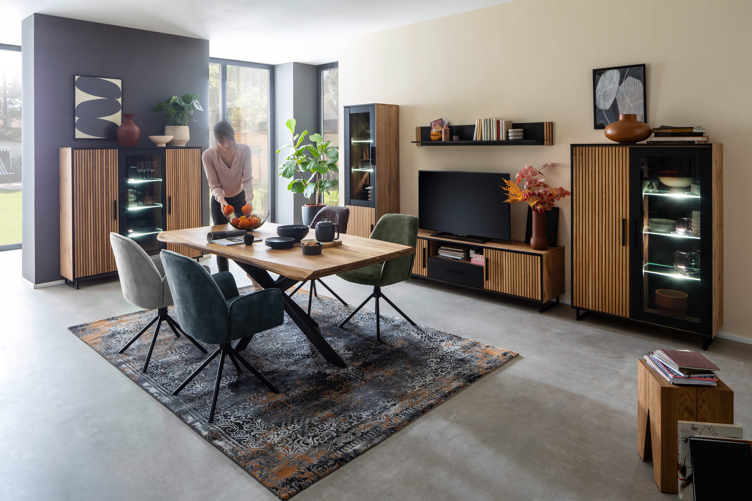 Lebenswert Vitrine Eddie in Eiche / schwarz, Eiche teilmassiv - 54x197x40cm (BxHxT)