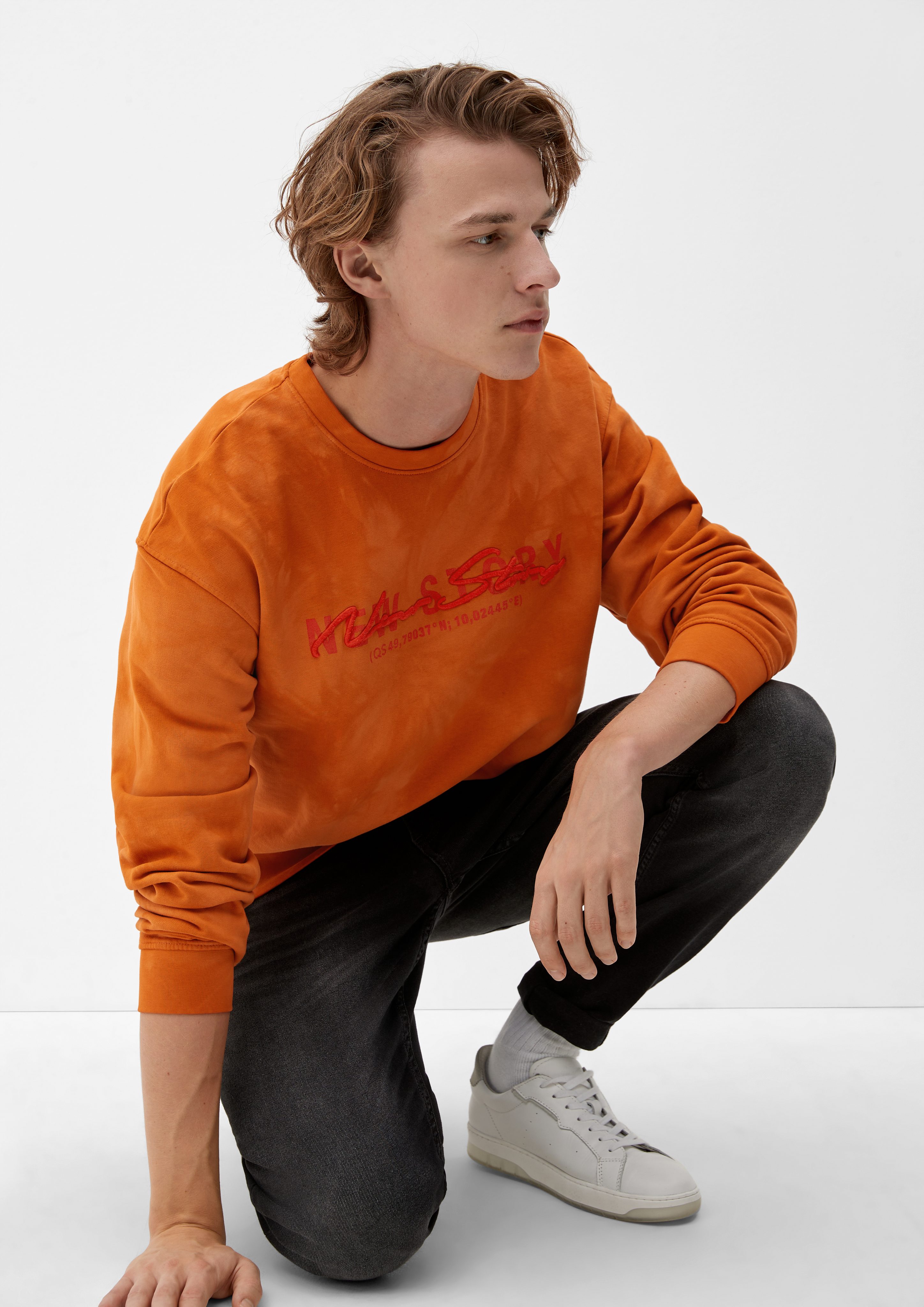 QS Sweatshirt Sweatshirt in Batik-Optik orange Stickerei