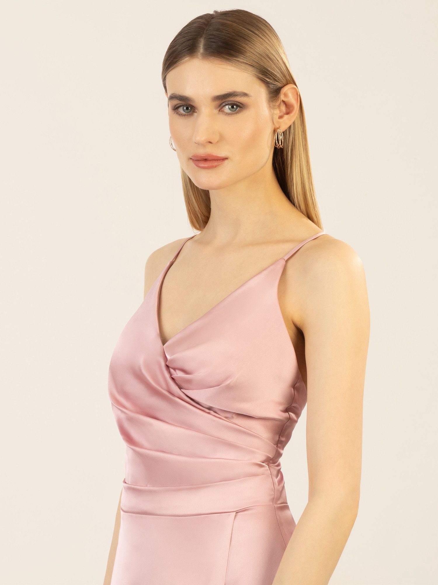 Apart Abendkleid mit Wickeleffekt