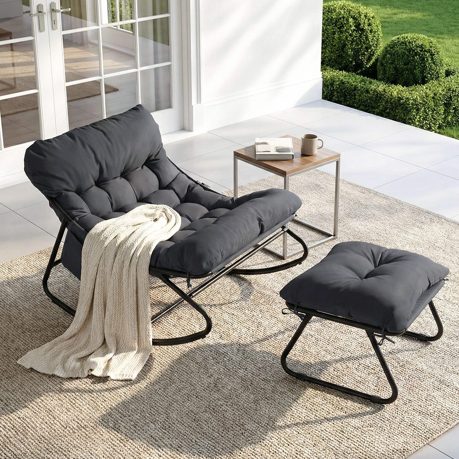 TLGREEN Schaukelstuhl mit gepolstertem Kissen und Fußhocker,Lounge Sessel mit Metallrahmen, 150kg Tragfähigkeit,Ideal für Balkon,Garten,Wohnzimmer,Schlafzimmer