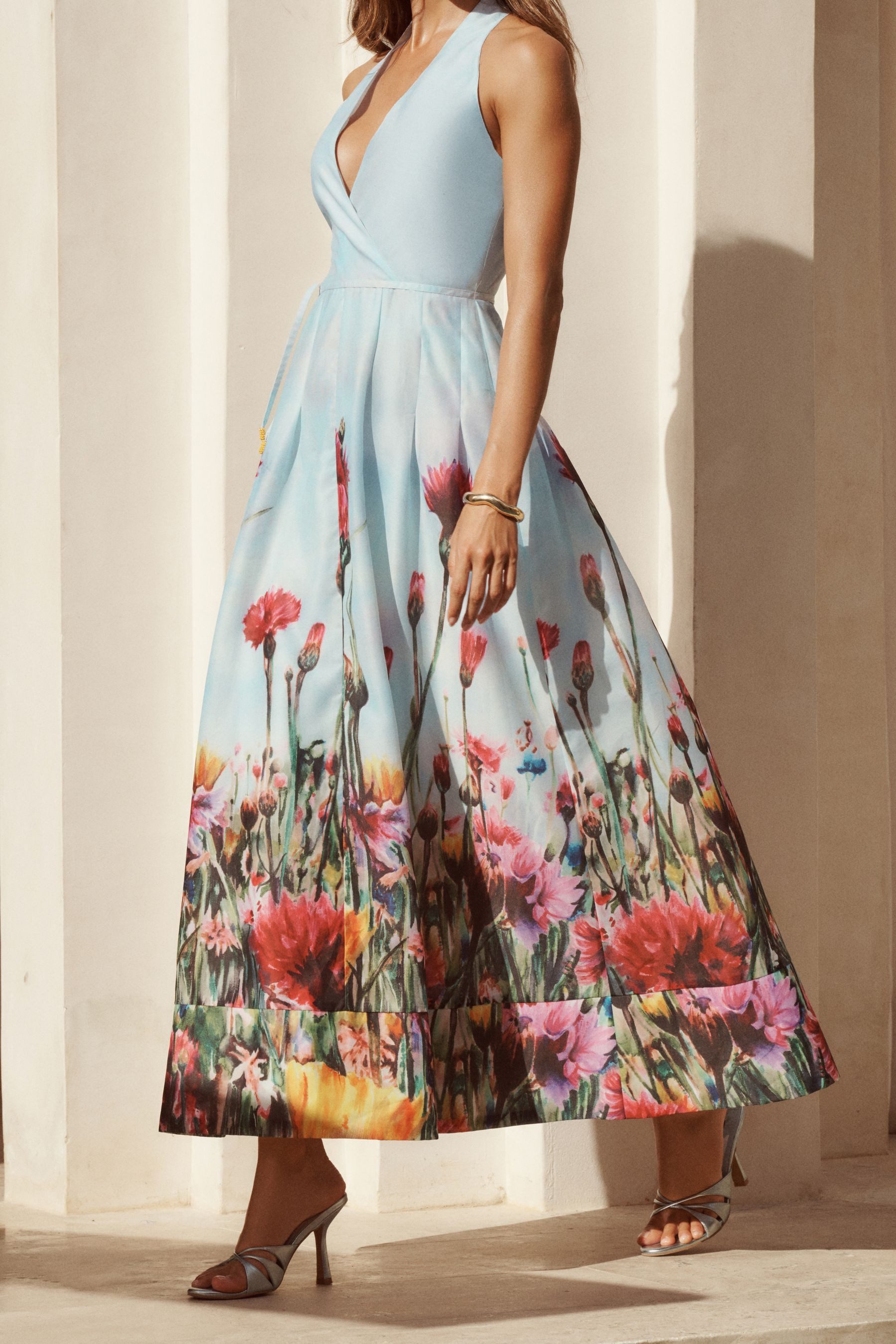 LIPSY Neckholderkleid Lipsy x Mandy Sade geblümtes Midaxikleid (1-tlg)