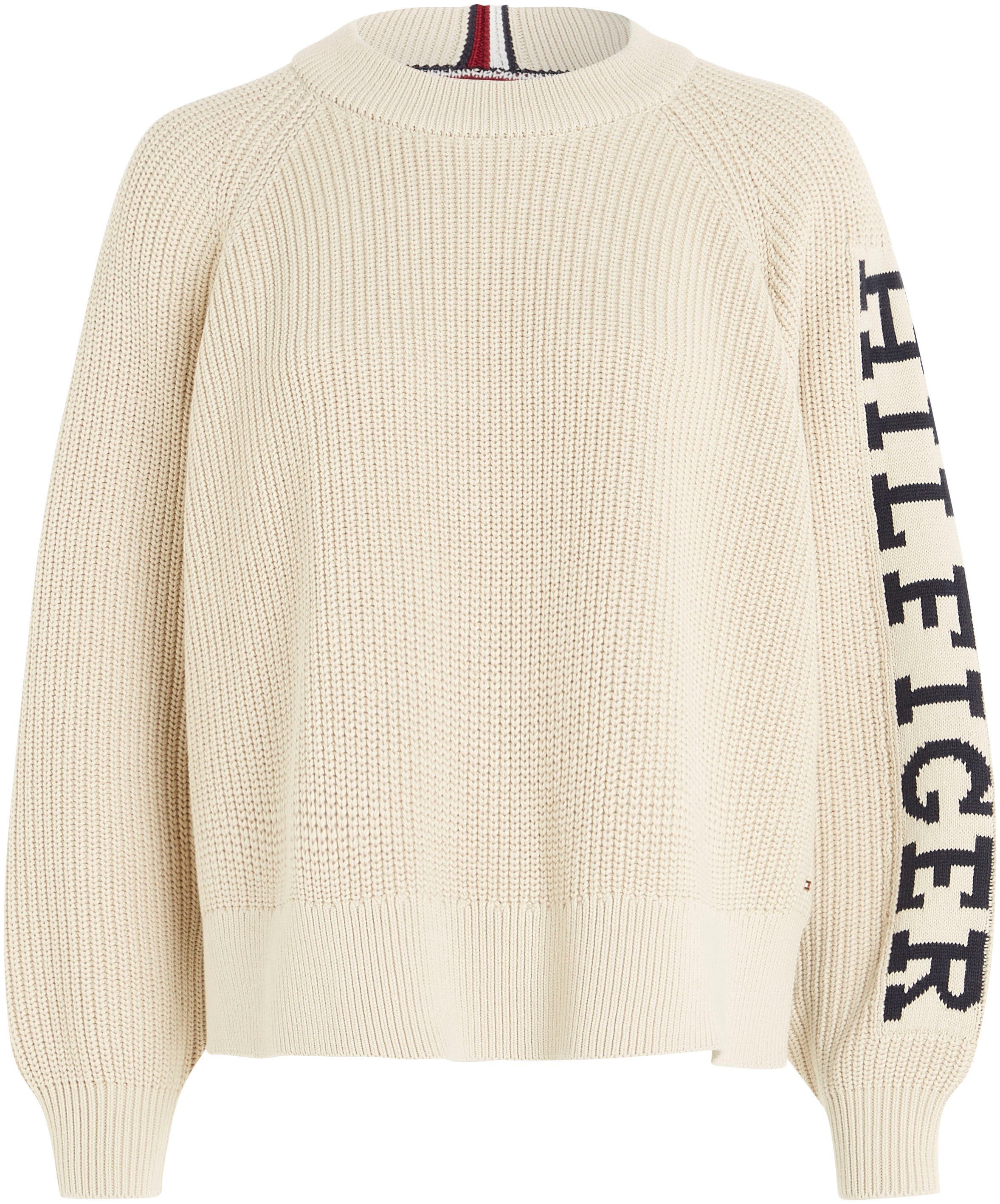 PLACED auf Tommy dem mit C-NK Rundhalspullover Hilfiger Label-Schriftzug HILFIGER SWEATER markantem Ärmel Classic_Beige