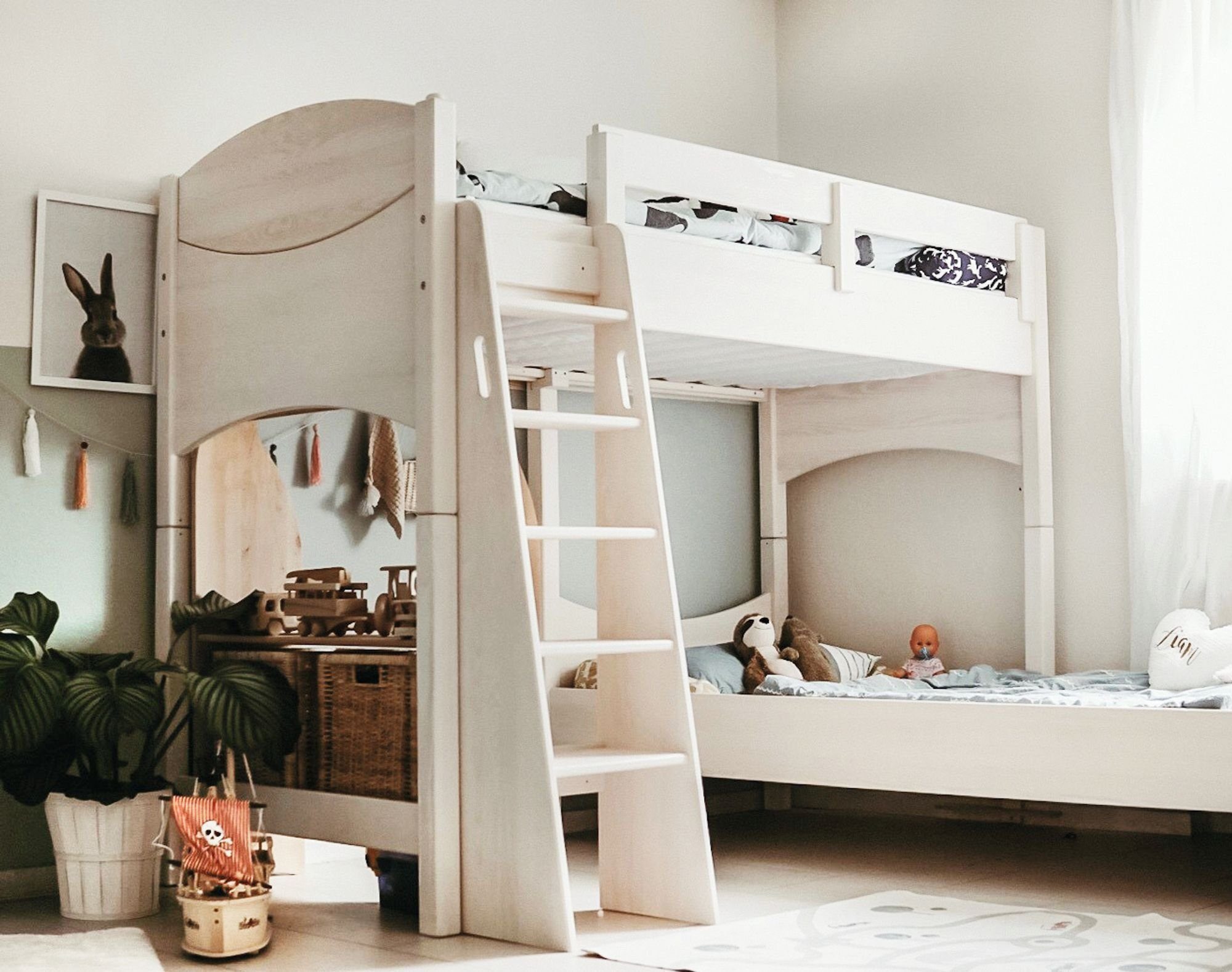 BioKinder - Das gesunde Kinderzimmer Etagenbett Noah, 90x200 cm versetzt  mit 2 Roll-Lattenrosten
