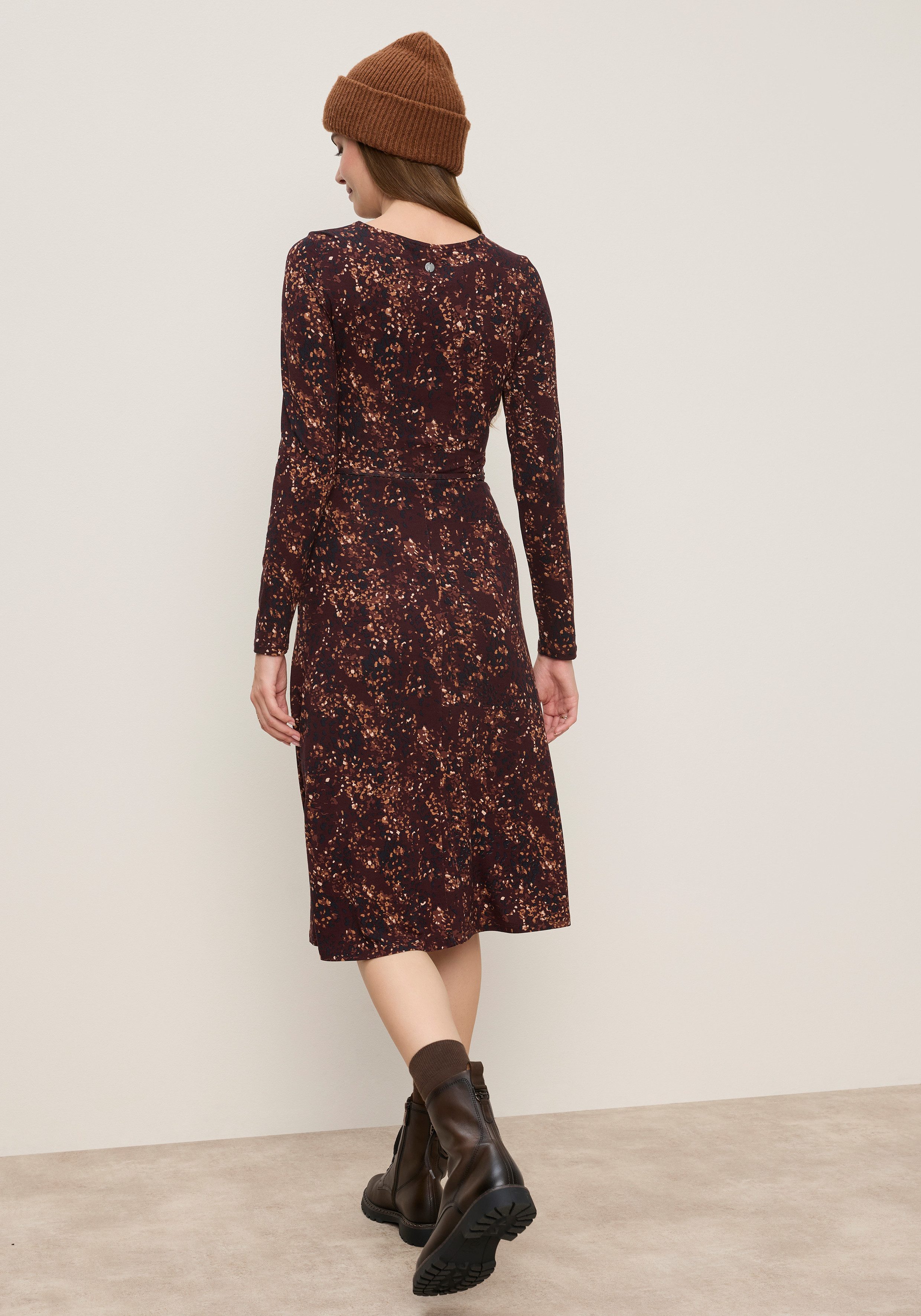Tamaris Midikleid mit taillierter Passform, kniebedeckende Länge, aus Jersey mit femininem Muster