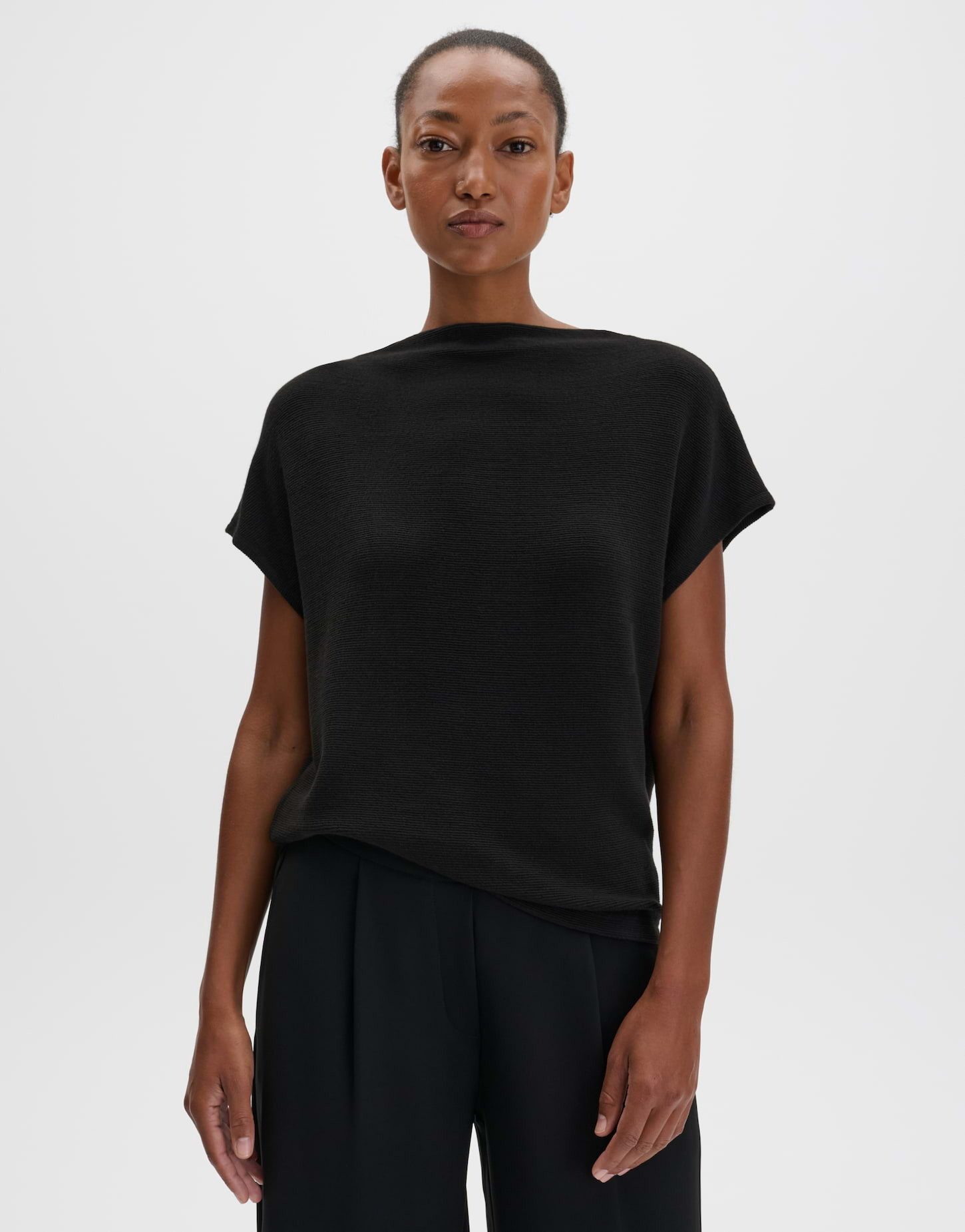 someday Kurzarmshirt Kaleni aus Viskosemix mit feiner Rippstruktur Elastischer Komfort mit modernem Funnel Neck
