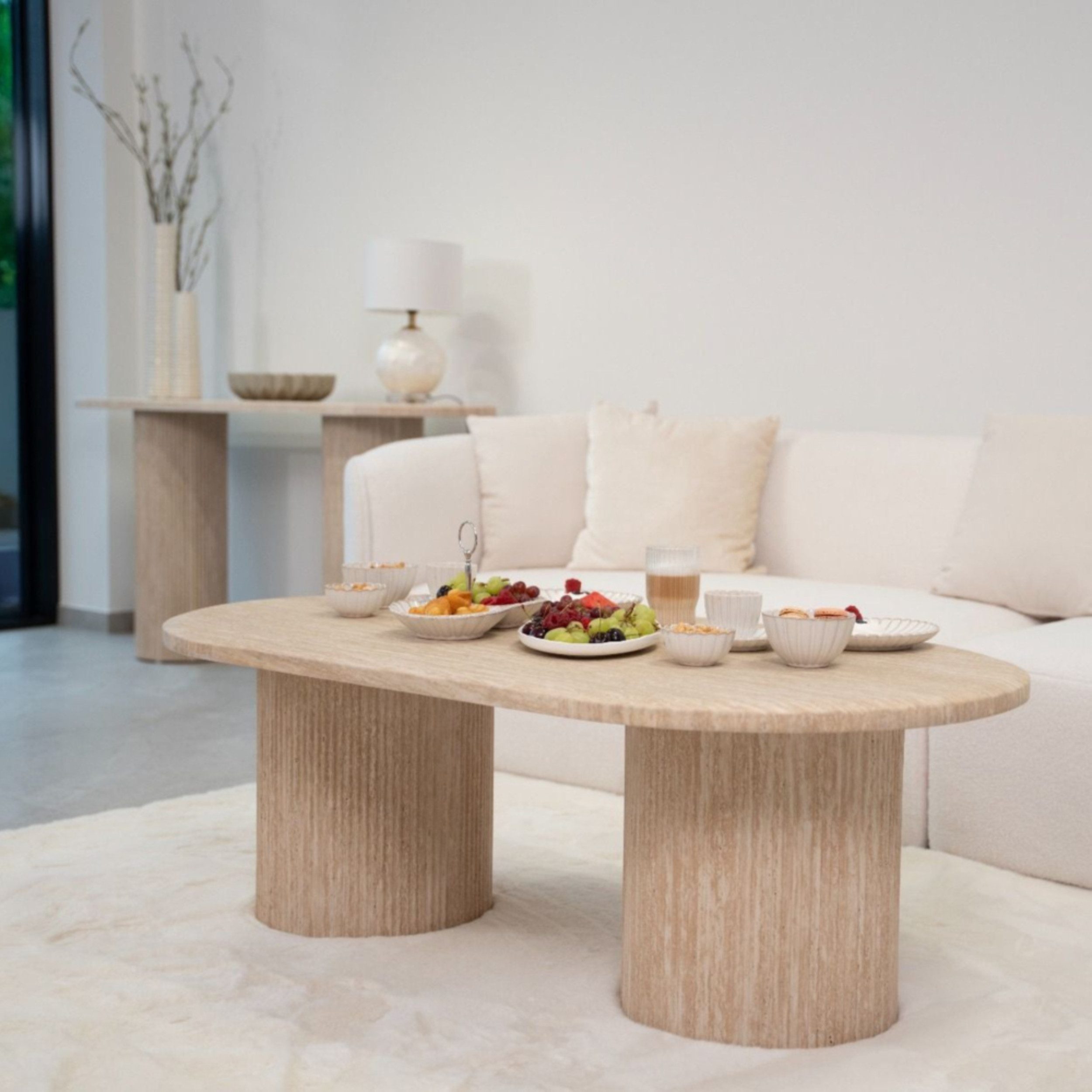alesvelt Couchtisch ovale TRIVENTO Travertin-Tischplatte Tischbeine im Säulenstil modern (1-Tisch), 130 x 70 x 45cm, Travertin-Optik mit Rillen-Säulen
