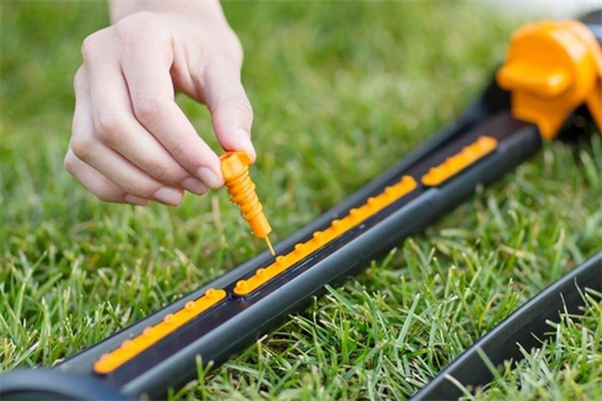 Fiskars Bewässerungssystem Viereck-Sprinkler M, wassersparender Sprinkler für mittelgrosse Gärten, Universalgröße, Viereck-Sprinkler, 16x17 m Reichweite, Schwarz/Orange
