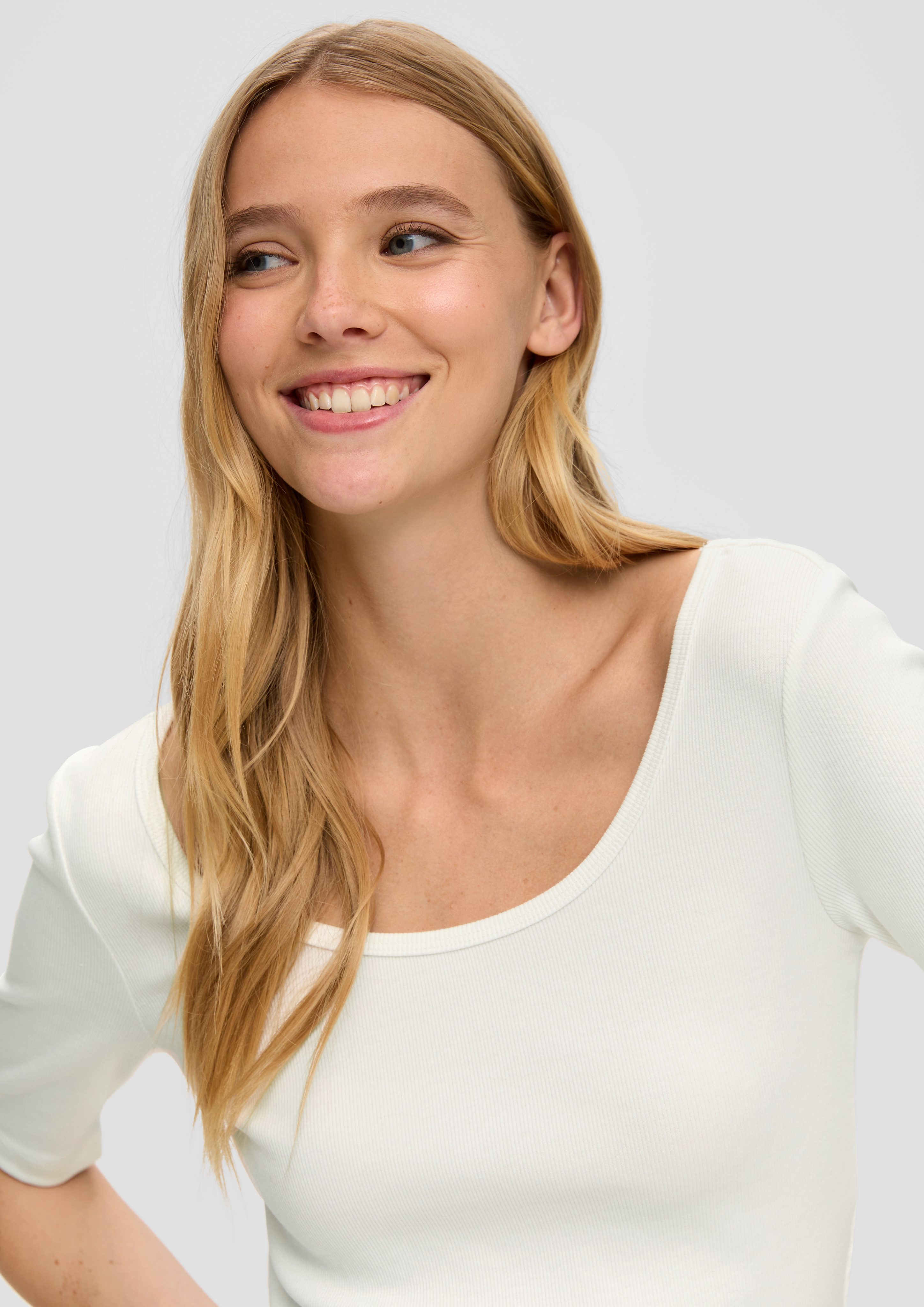 QS Kurzarmshirt Rippshirt mit tiefem Rundhalsausschnitt günstig online kaufen