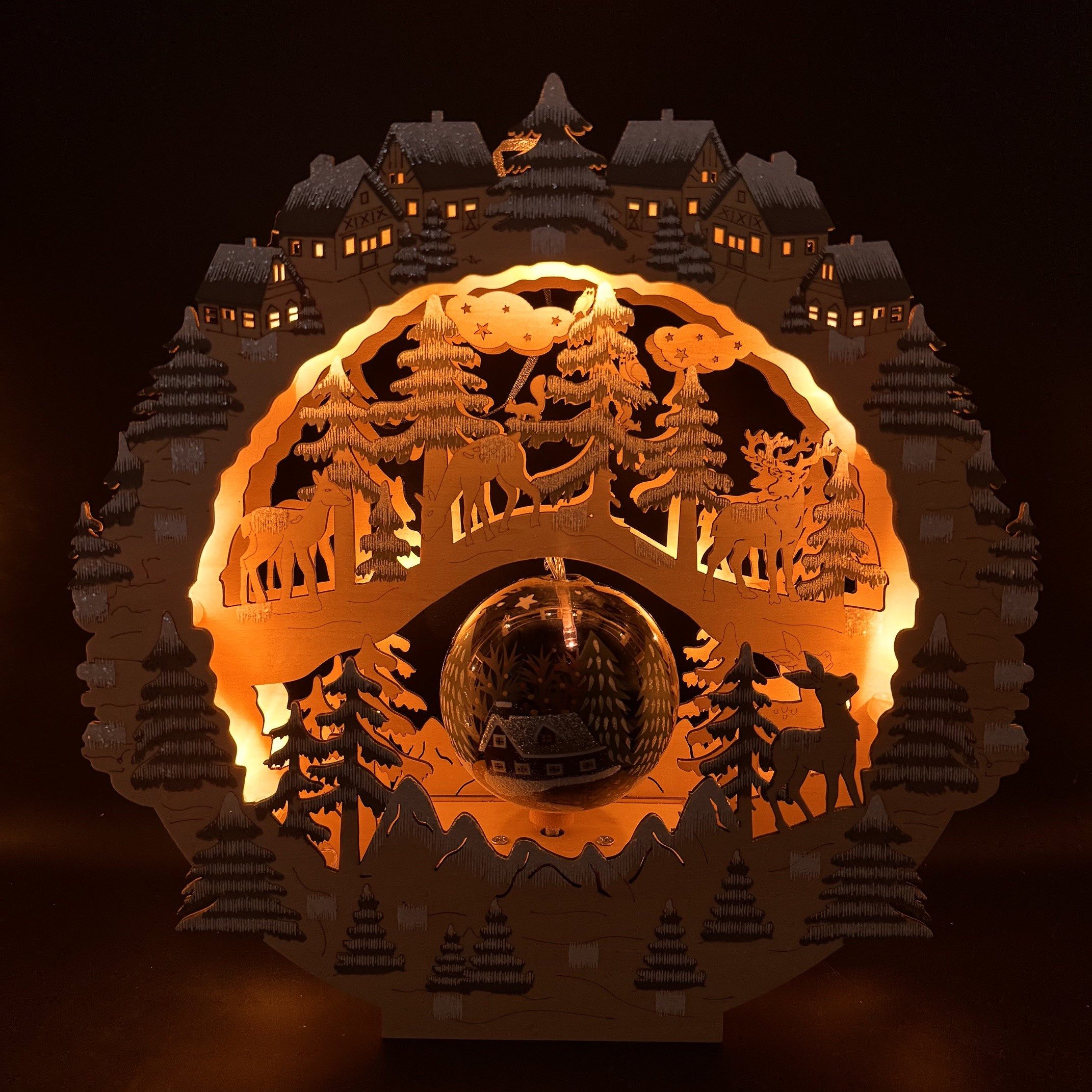 Online-Fuchs LED-Dekofigur Winterlandschaft aus Holz mit LED-Beleuchtung - Weihnachtsdeko (6-Stunden Timerfunktion, 10 warmweiße LEDs), Weihnachtskugel OHNE Dre – Bild 4 von 5