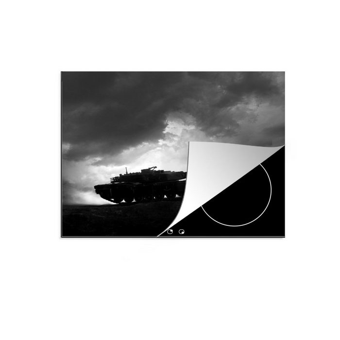MuchoWow Herdblende-/Abdeckplatte Schießender Panzer - schwarz und weiß Vinyl (1 tlg) Mobile Arbeitsfläche nutzbar Ceranfeldabdeckung ZR10690