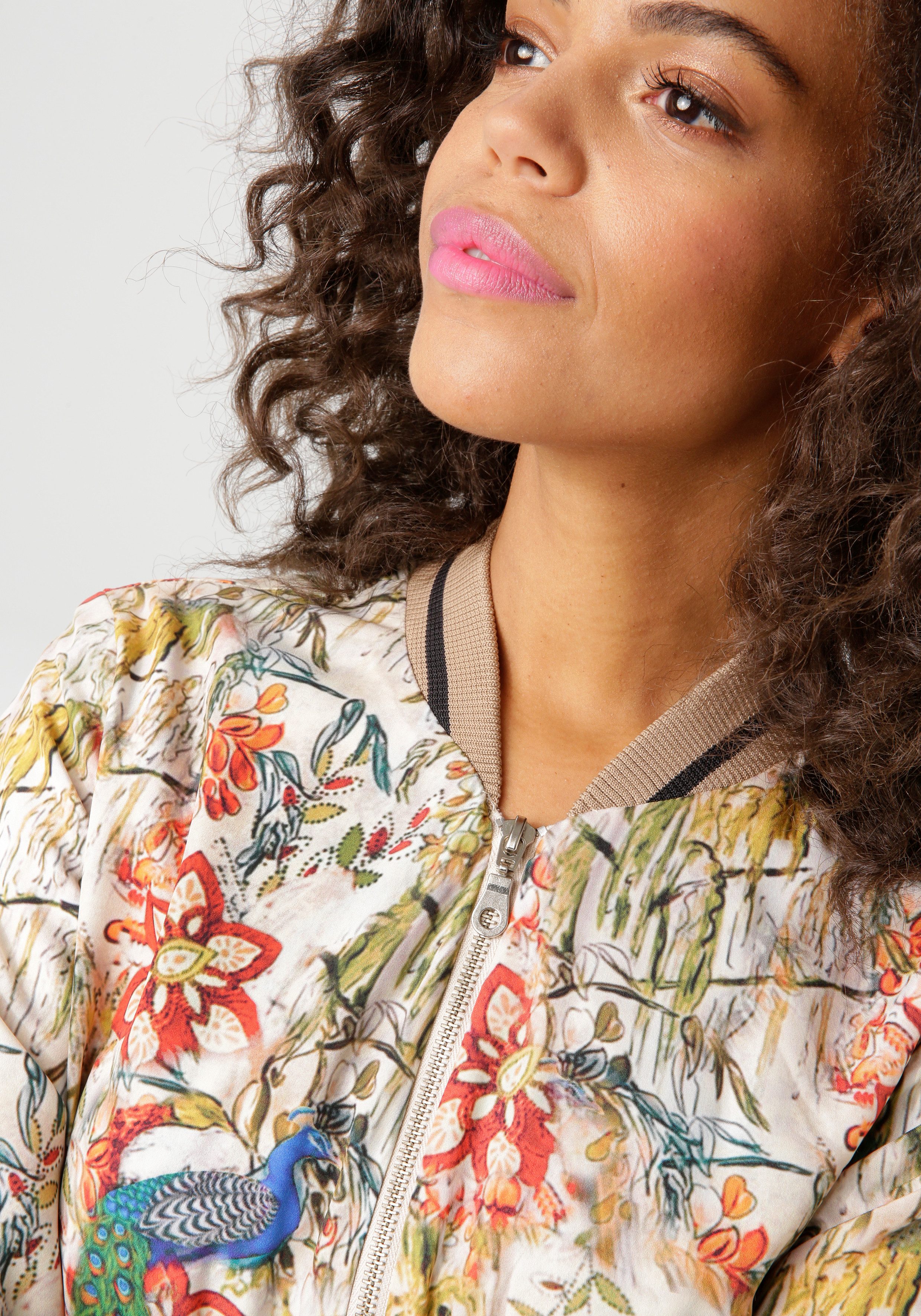 Aniston CASUAL Blouson mit farbenfrohen Pfauen und Blumen bedruckt