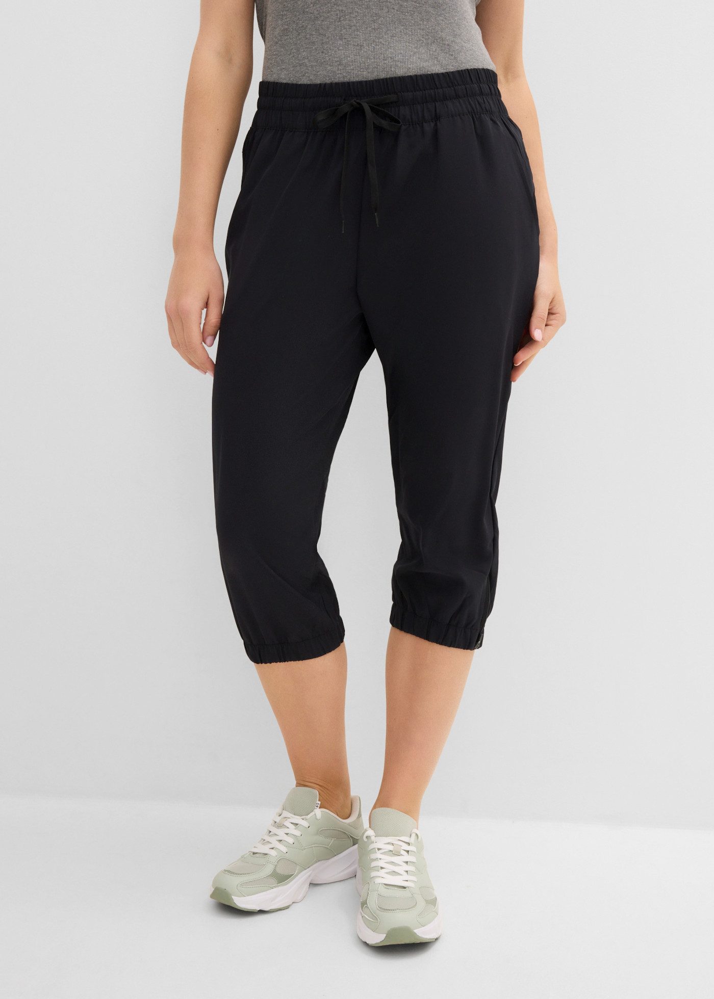 bonprix Funktionshose in 7/8 länge, Seitenschlitze mit Zipper, Reißverschlusstasche hinten