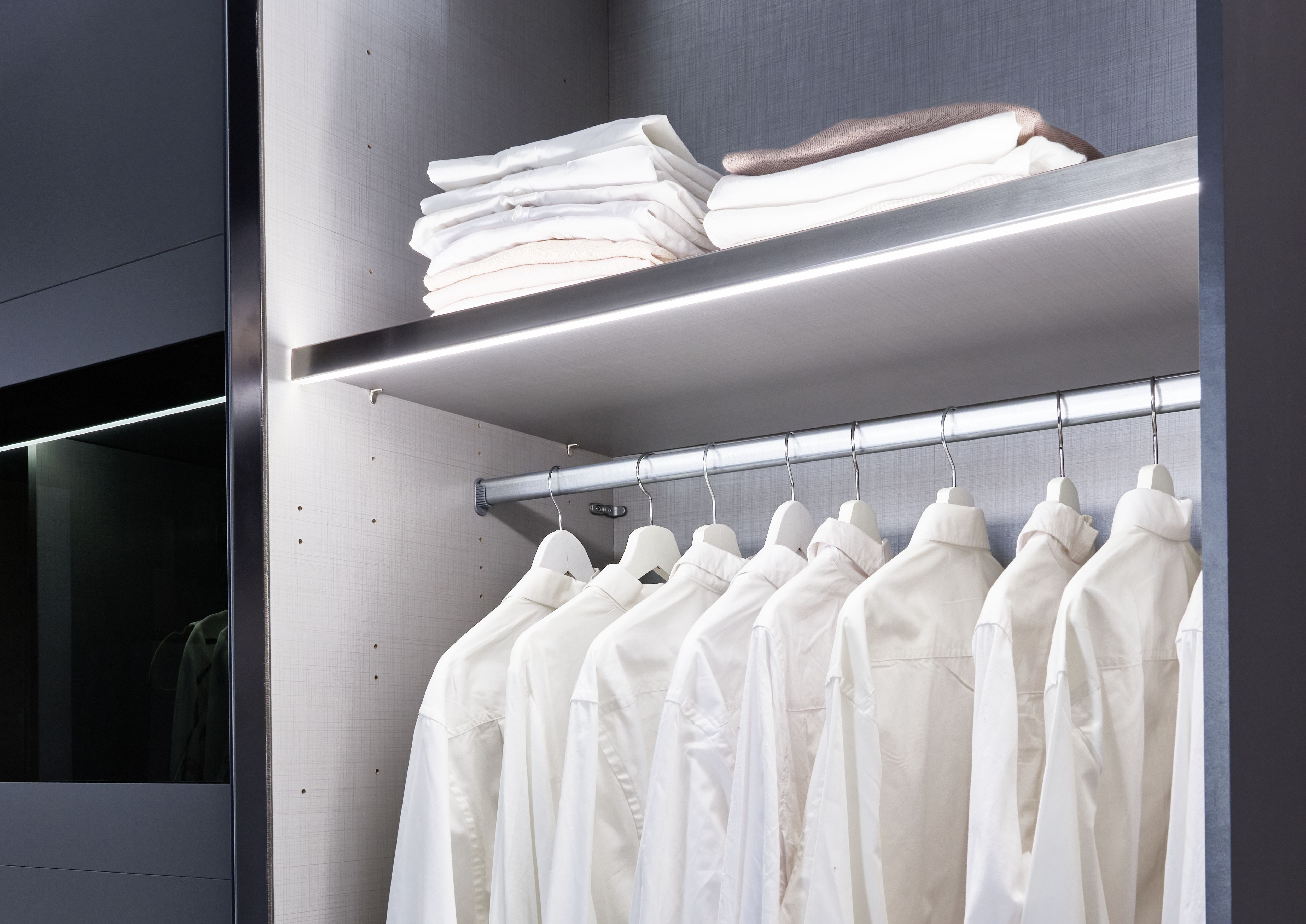 Schrankleuchte Easy Plus, besonderer Blickfang, warmes Licht