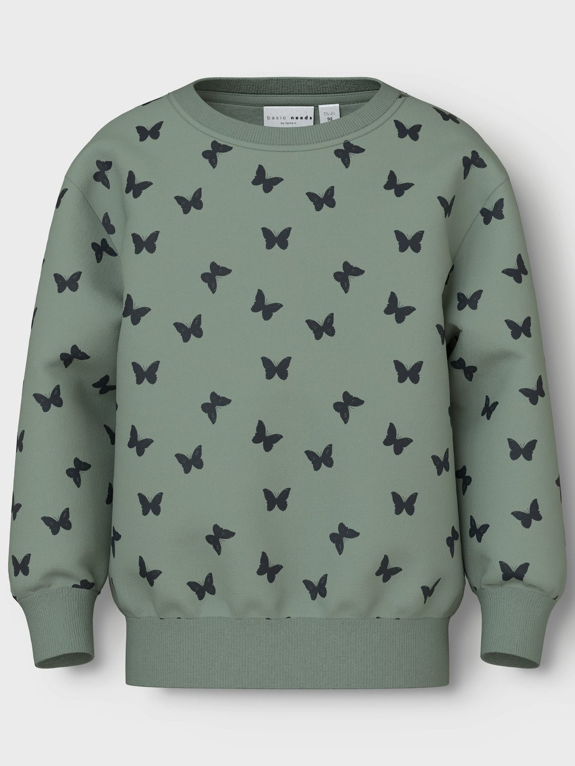 Name It Sweatshirt NMFDAVINA LS SWEAT FLEECE BRU NOOS in klassischer Form und mit tollem Alloverprint