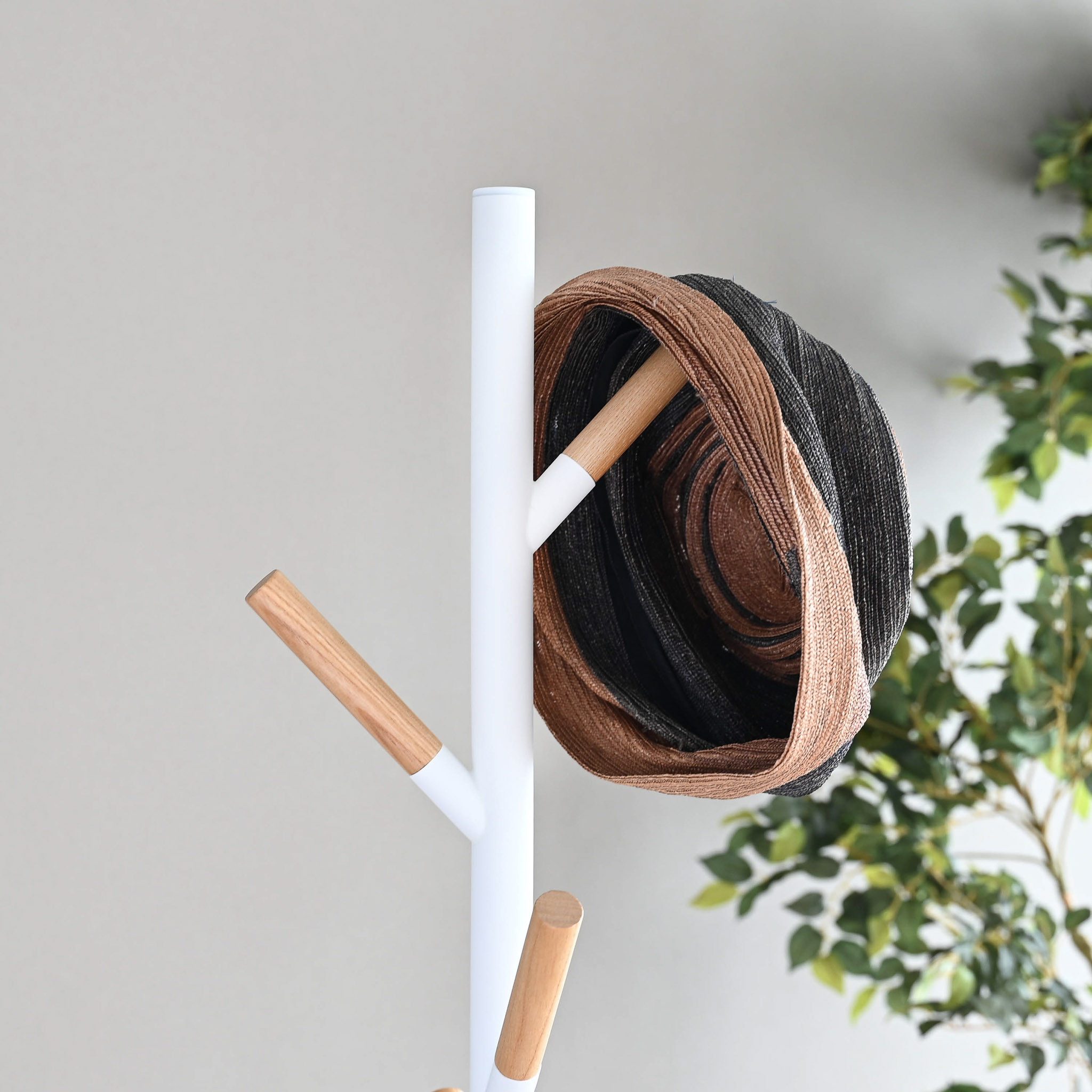 Yamazaki Garderobenständer PLAIN Garderobe, Stahl / Holz, minimalistisch, 28 x 28 x 177 cm (L x B x H)