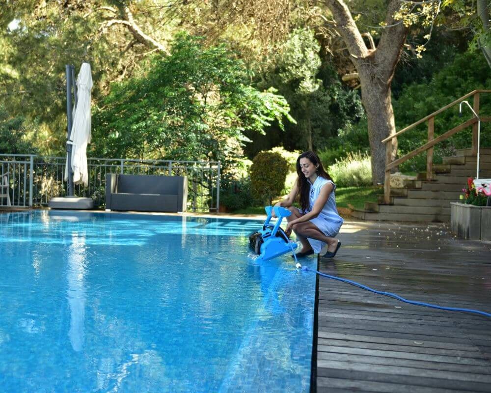 maytronics Poolbodensauger Dolphin F60 Poolroboter mit Combi Bürste