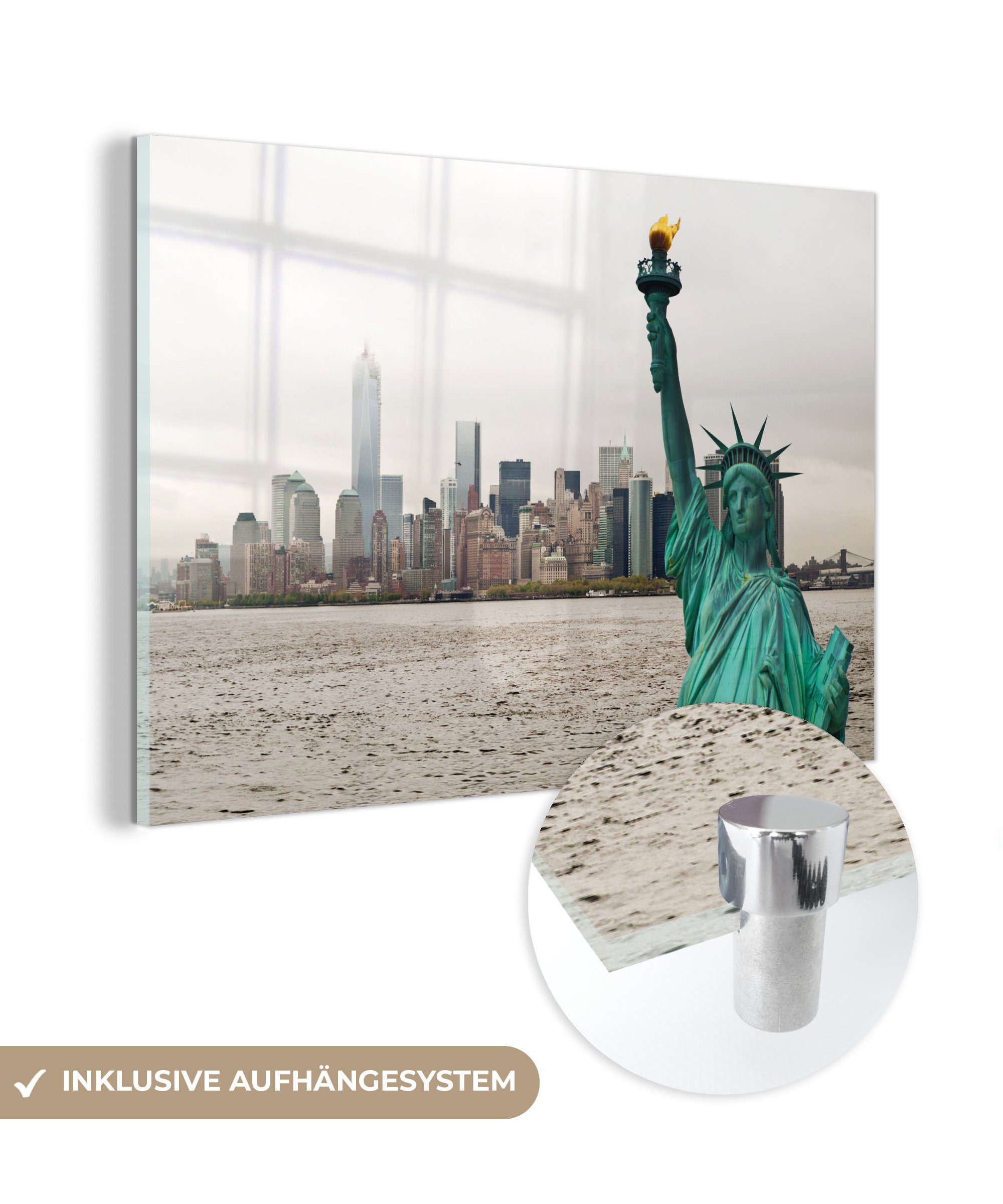 MuchoWow Acrylglasbild Der Horizont von Manhattan und die Freiheitsstatue bei New York in, (1 St), Acrylglasbilder Wohnzimmer & Schlafzimmer