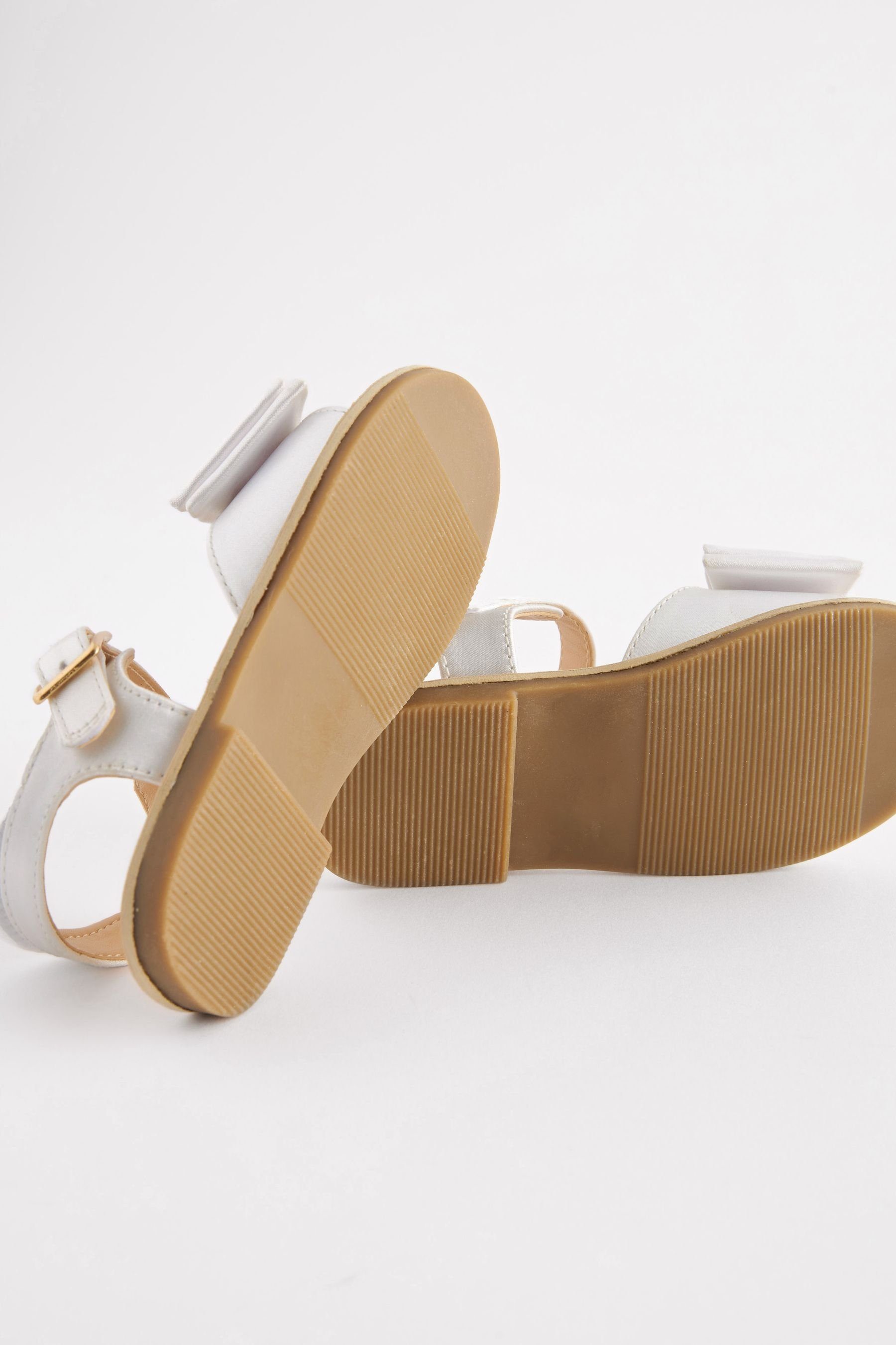 Next Brautjungfernsandalen Satin mit Schleife - Weit Sandale (1-tlg)