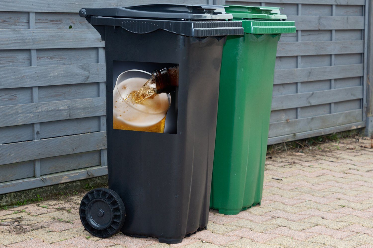 Sticker, Container, St), Mülleimer-aufkleber, (1 vor Bier Eingeschenktes Mülltonne, Abfalbehälter Wandsticker dunklen Hintergrund einem MuchoWow