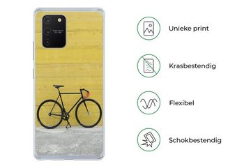 MuchoWow Handyhülle Ein Rennrad vor einem industriellen Hintergrund, Phone Case, Handyhülle Samsung Galaxy S10 Lite, Silikon, Schutzhülle