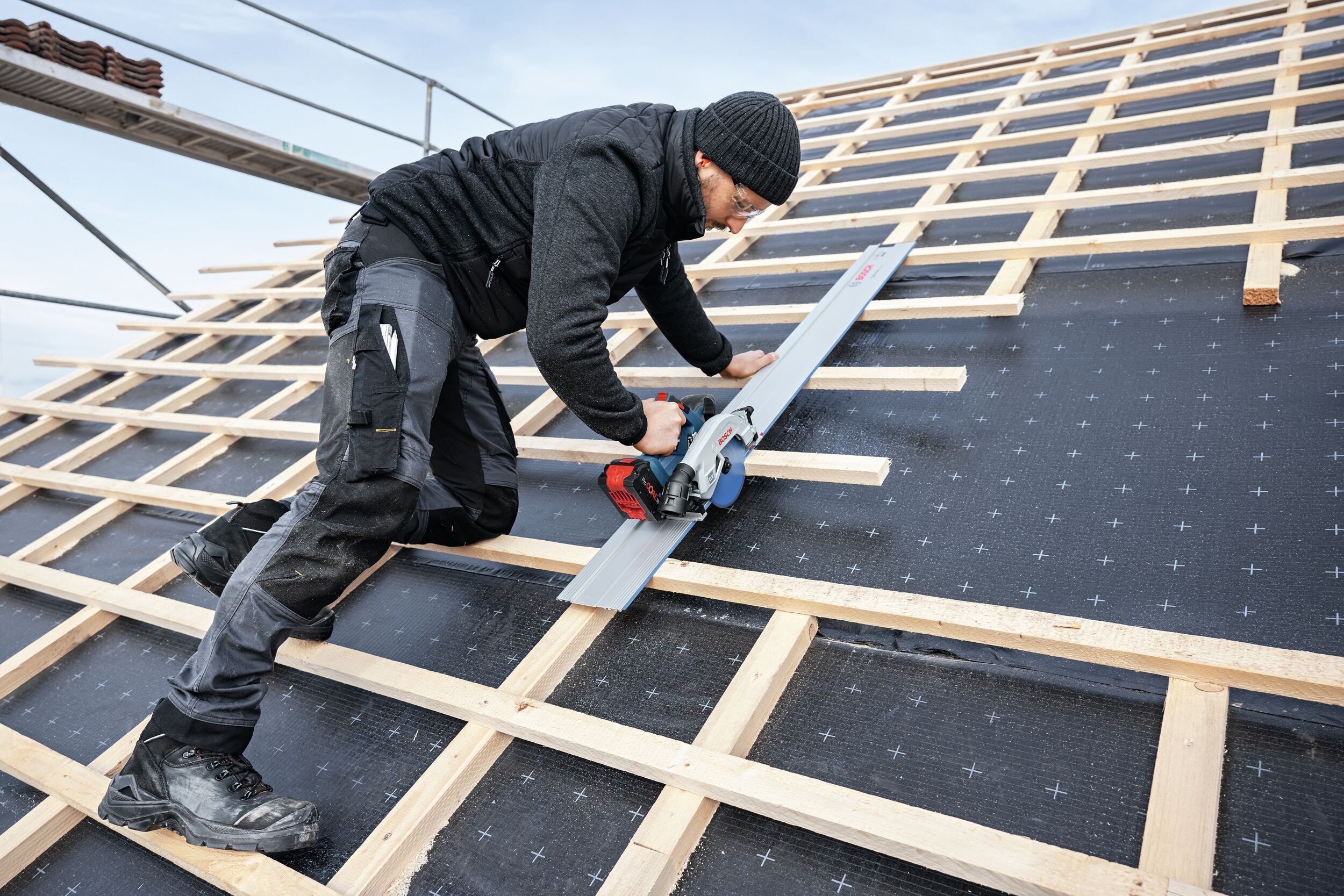 BOSCH Akku-Handkreissäge GKS 18V-57-2 GX, Kreissäge Ohne Akku mit Führungsschiene FSN 440 X - im Karton