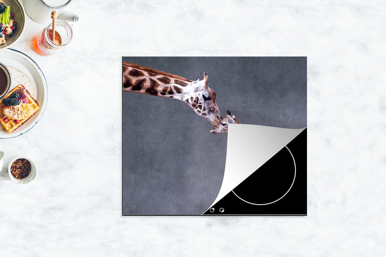 - Arbeitsfläche cm, (1 MuchoWow Giraffe, - Grau Vinyl, Ceranfeldabdeckung Tier 60x52 Mobile tlg), nutzbar, Herdblende-/Abdeckplatte