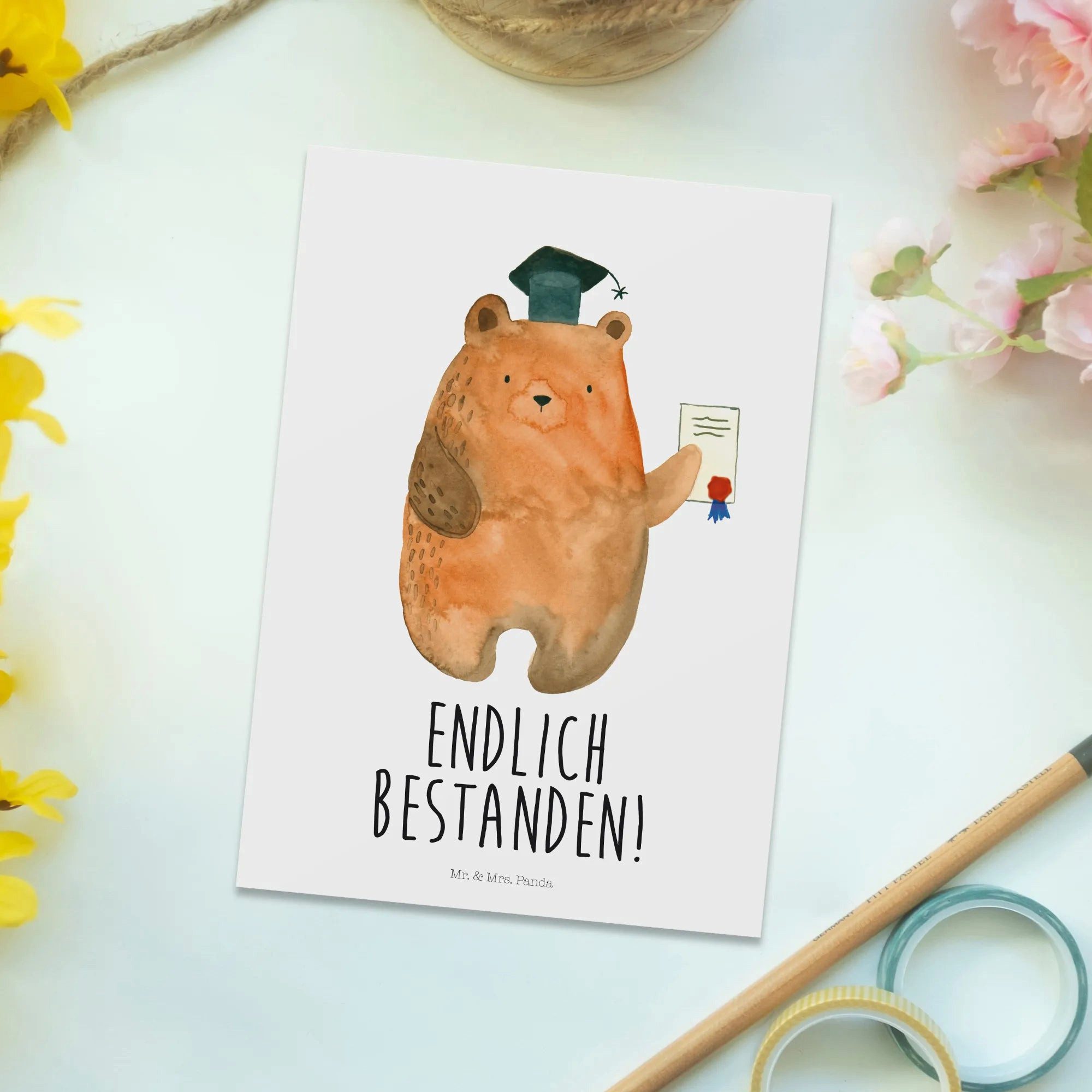 Thumbnail - Mr. & Mrs. Panda Postkarte Bär Prüfung - Weiß - Geschenk, Dankeskarte, Einladung Geburtstag, en, Glücksmomente teilen
