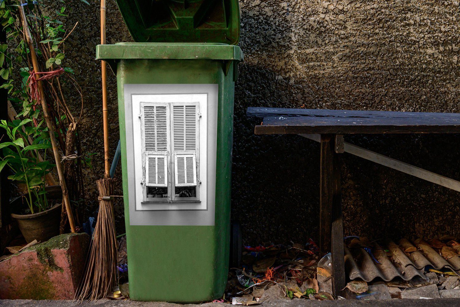(1 weiß Mülleimer-aufkleber, - Abfalbehälter Altes Mülltonne, Sticker, St), alten mit Fenster schwarz weißes Container, und MuchoWow Fensterläden Wandsticker