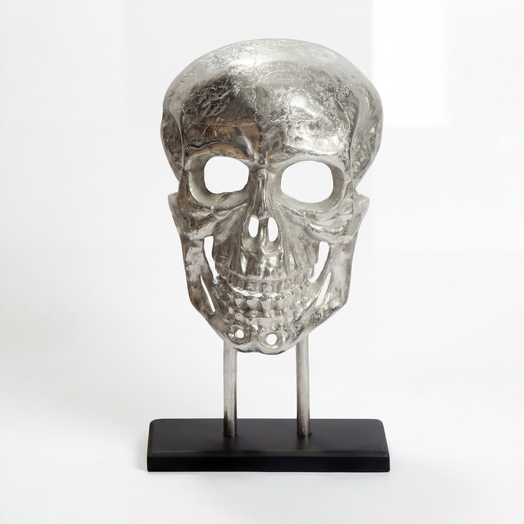 Wohnling Dekofigur WL7.704 Deko Totenkopf 57cm Aluminium Silber Schädel Dekoration Skull (Stabiler schwarzer Sockel für festen Stand), Komplett montiertes und fertiges Accessoire