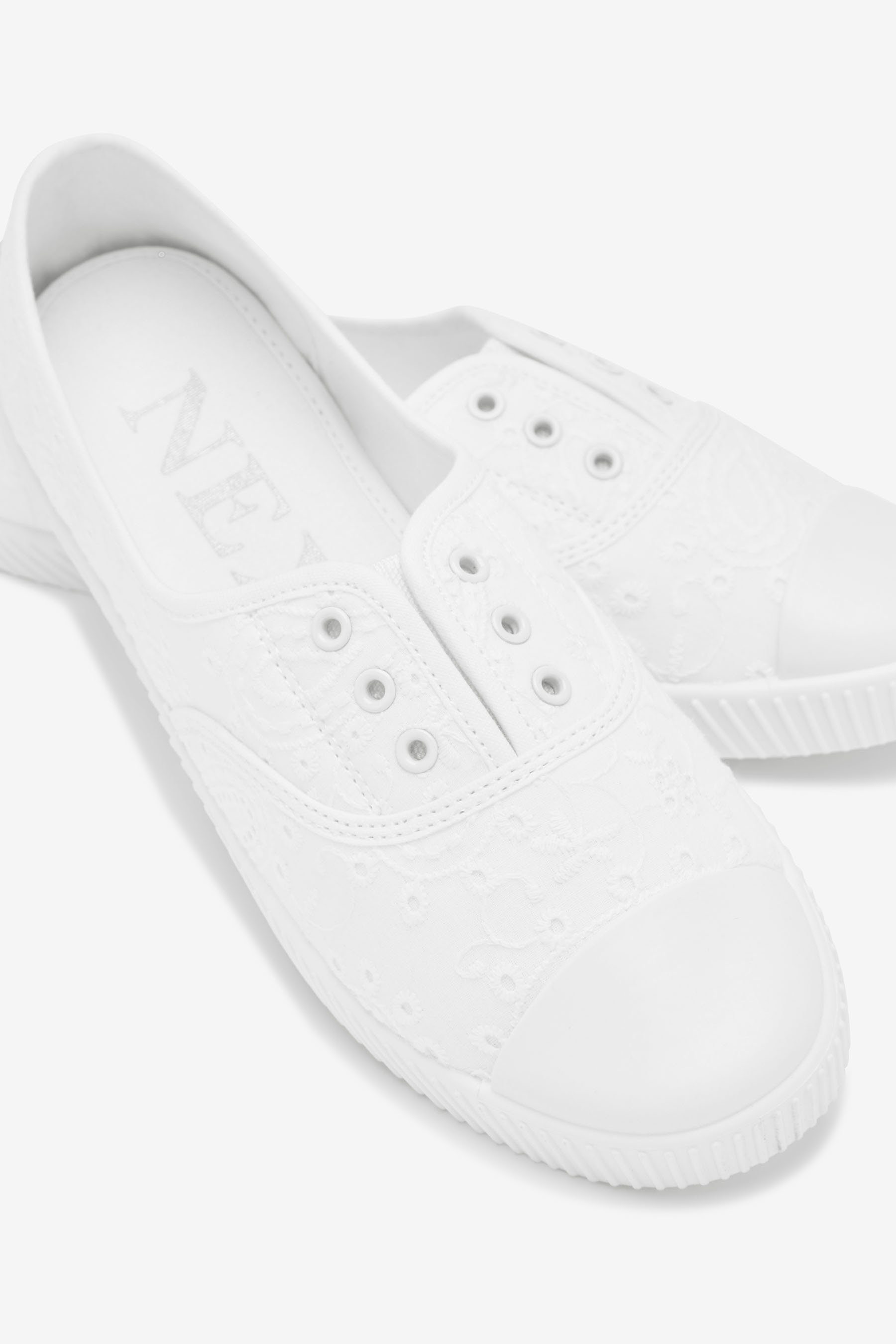 Next White Sneaker (1-tlg) mit Schuhe Lochmuster Slip-On
