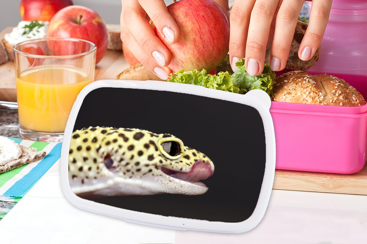 für Leopardgecko mit Zunge, Erwachsene, Kinder, Brotbox Brotdose Snackbox, heraushängender MuchoWow auf rosa Kunststoff Mädchen, Kunststoff, Hintergrund Lunchbox (2-tlg), schwarzem