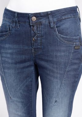 GANG Slim-fit-Jeans 94New Georgina mit charakteristischen Abnähern quer über den Oberschenkel