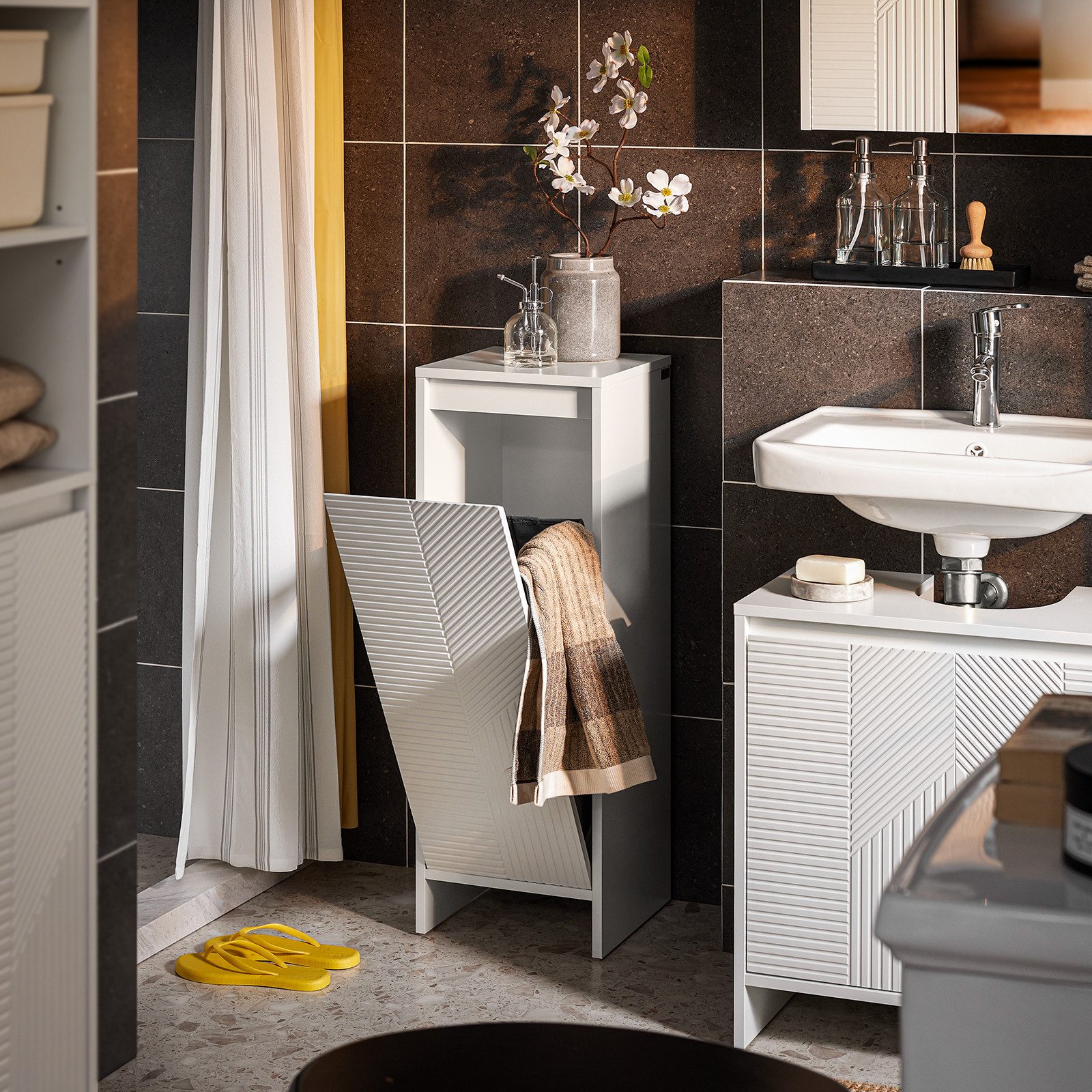 SoBuy Wäscheschrank BZR154, Badschrank Badezimmerschrank schmal, Badkommode mit ausklappbarem Wäschesack Wäschesammler Wäschekorb