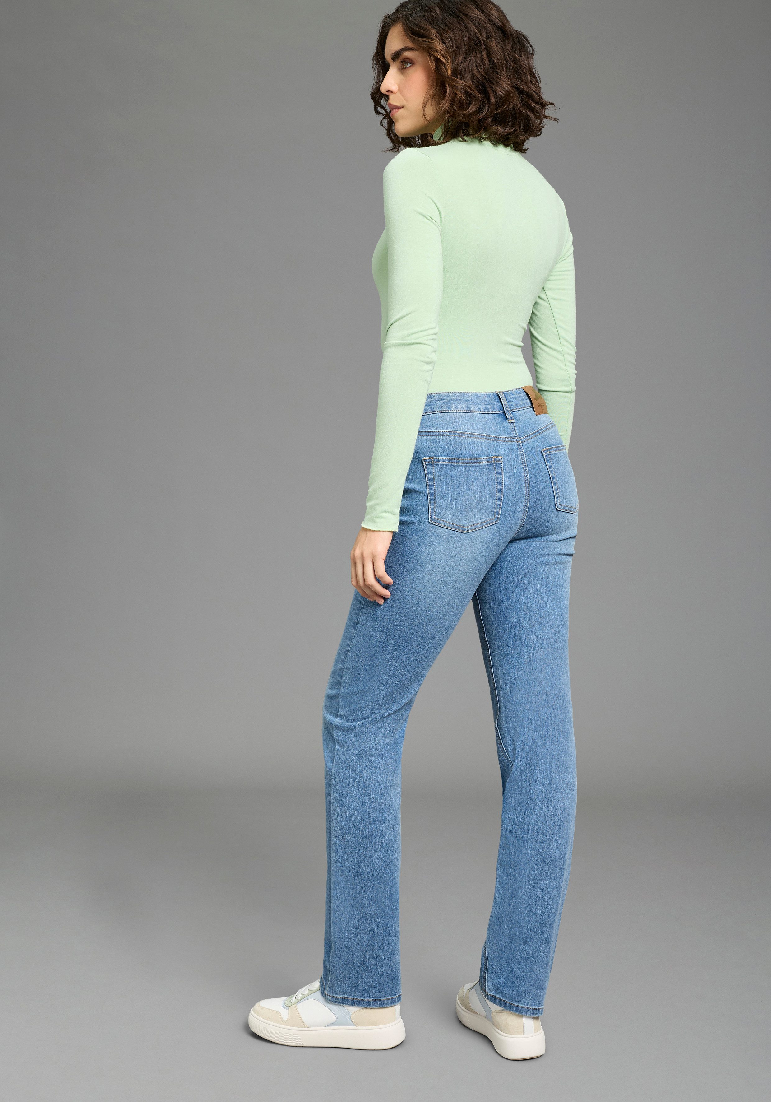 Arizona Gerade Jeans gerade geschnitten, normale Passform, hohe Leibhöhe. € 49,99, (€ 49,99 pro 1 Stk).