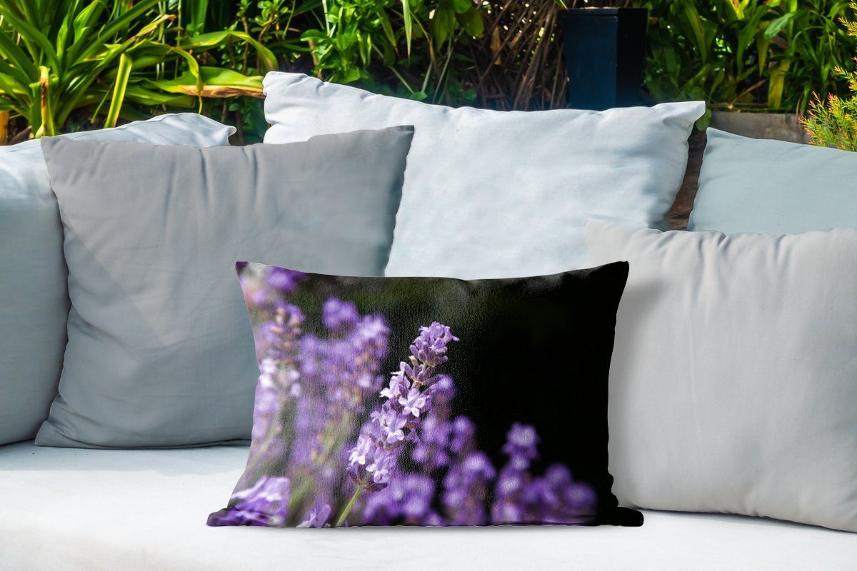 MuchoWow Dekokissen Nahaufnahme von lila Lavendel schwarzem Polyester, Outdoor-Dekorationskissen, Kissenhülle auf Dekokissenbezug, Hintergrund
