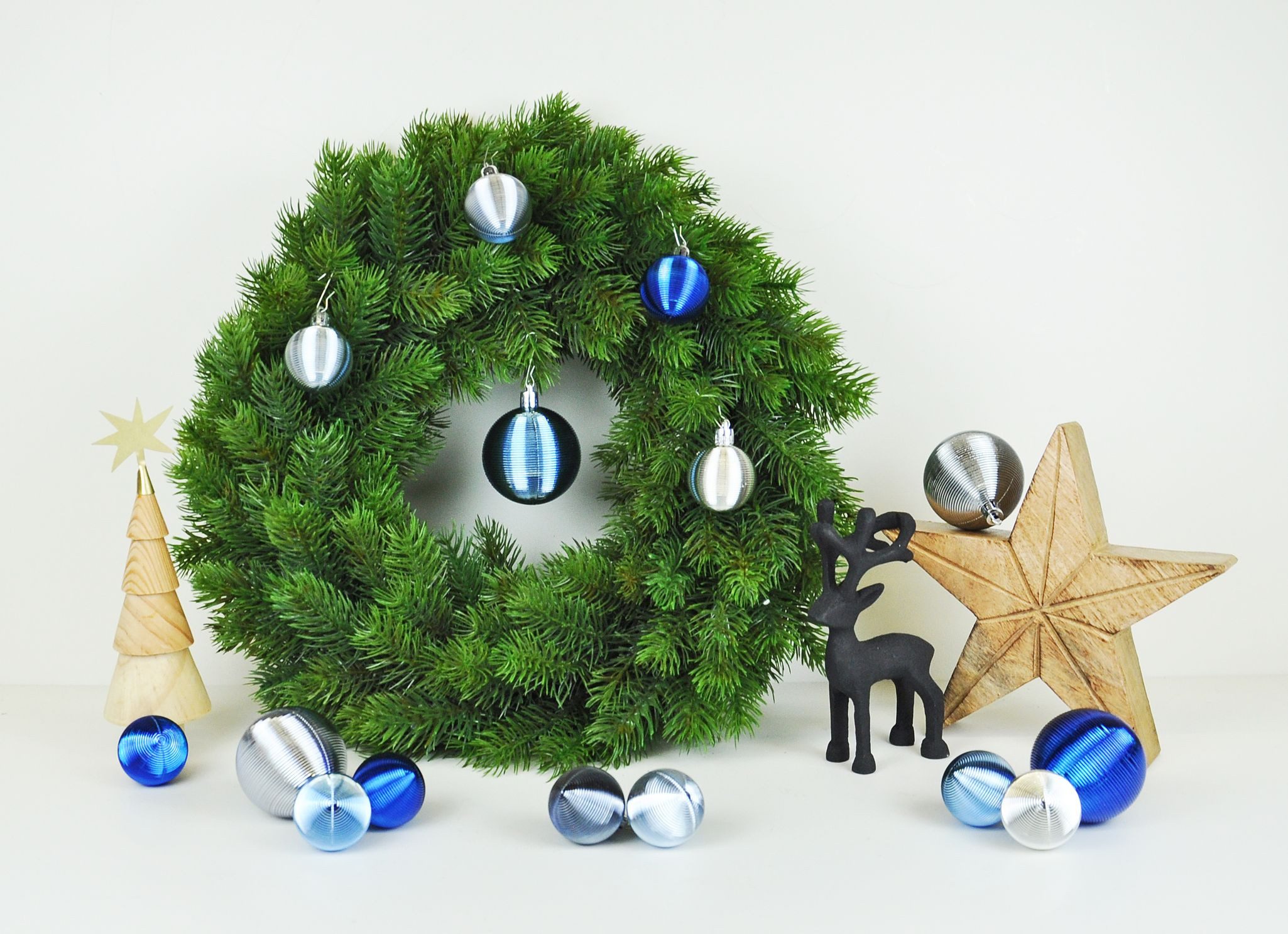JACK Christbaumschmuck JACK by Inge 50x Kunststoff Kugeln Blau Grau Christbaumkugeln Rille, Inkl. Haken, Rillenoptik aus Kunststoff Ø 4 + 6 cm, Aufbewahrungsbox