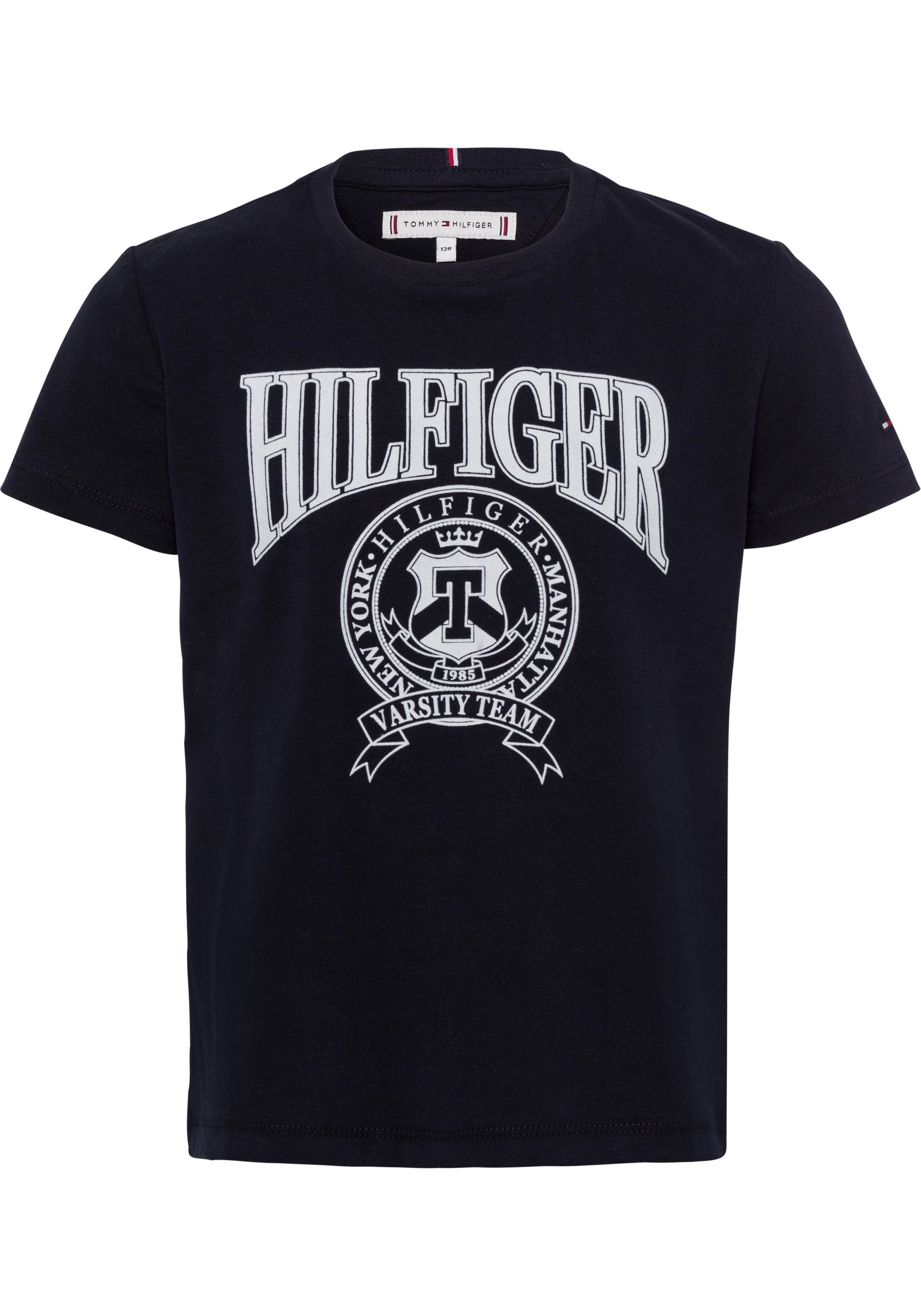 (1-tlg) Tommy HILFIGER Hilfiger am mit TEE Rundhalsausschnitt Hilfiger Kurzarmshirt Tommy Markenstreifen VARSITY S/S