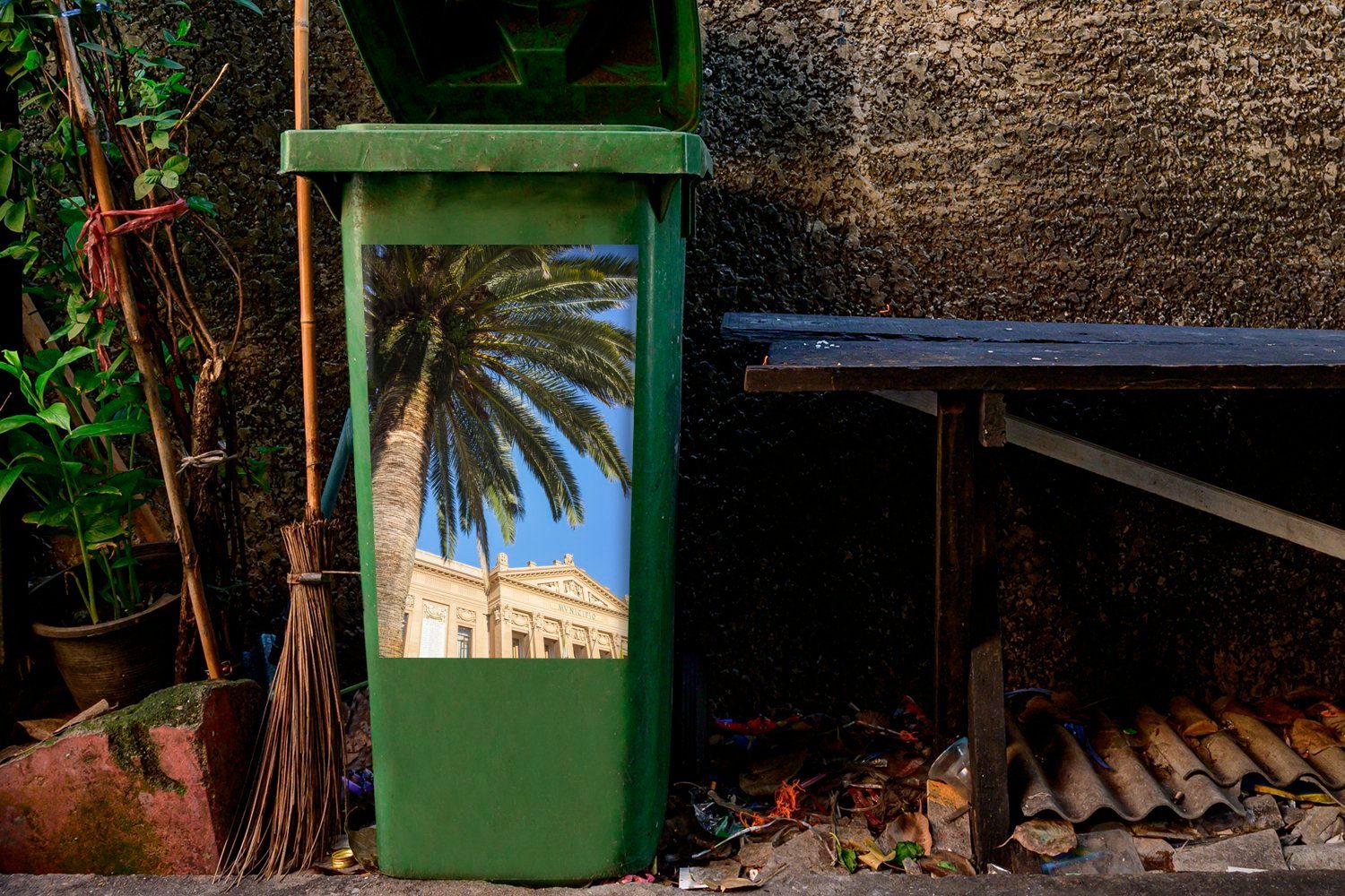 in Wandsticker Palme Italien MuchoWow Sizilien Sticker, einem Container, vor Abfalbehälter Eine Mülltonne, St), Hotel Mülleimer-aufkleber, (1 Messina