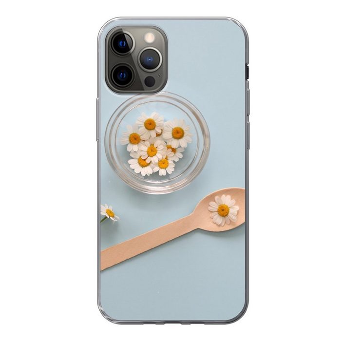 MuchoWow Handyhülle Kamillenblüten vor einem hellblauen Hintergrund Handyhülle Apple iPhone 12 Pro Smartphone-Bumper Print Handy