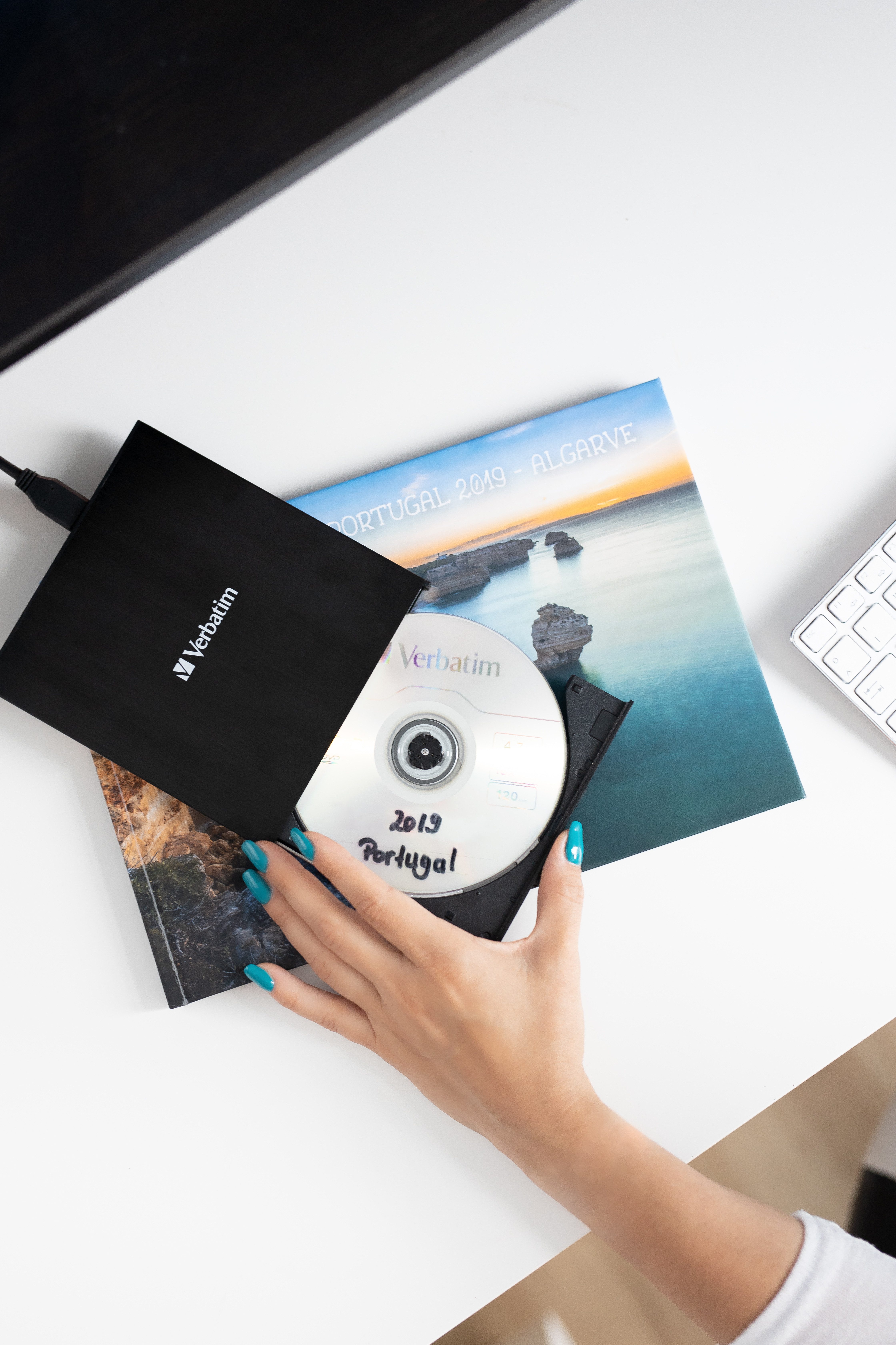 Verbatim Externer Slimeline CD/DVD-Brenner, Diskettenlaufwerk (USB 2.0, Kompaktes Design, Stromversorgung über USB-Anschluss)