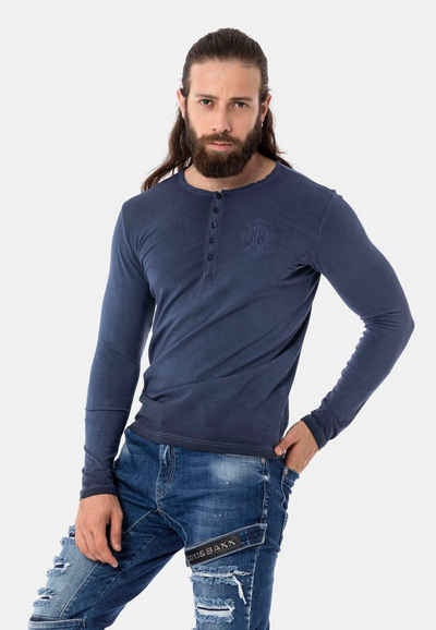 Cipo & Baxx Langarmshirt mit trendiger Markenstickerei