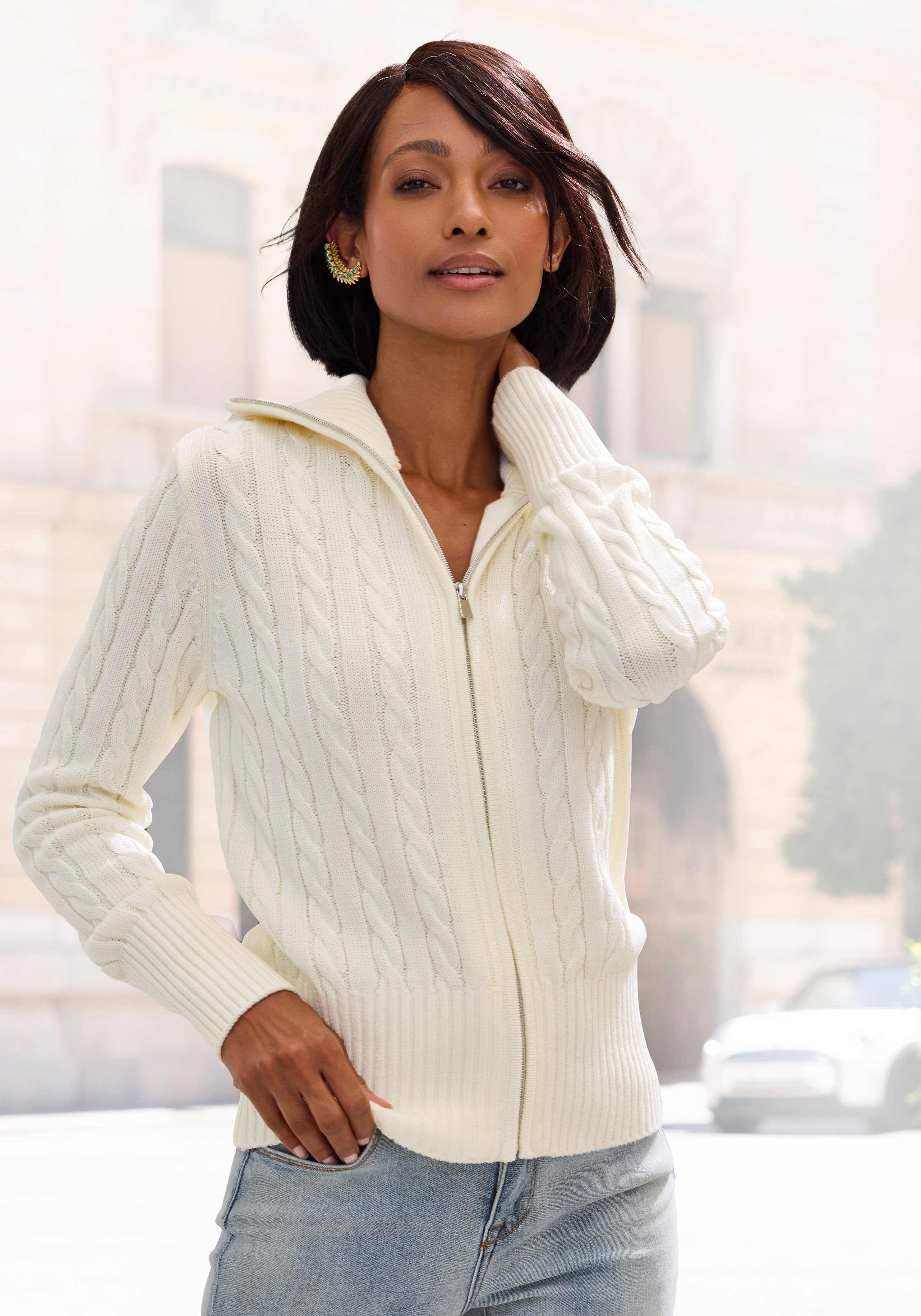 LASCANA Strickjacke mit Zopfstrickmuster und Reißverschluss gemütlicher Cardigan, figurbetonte Form mit Kragen, Zopfmuster