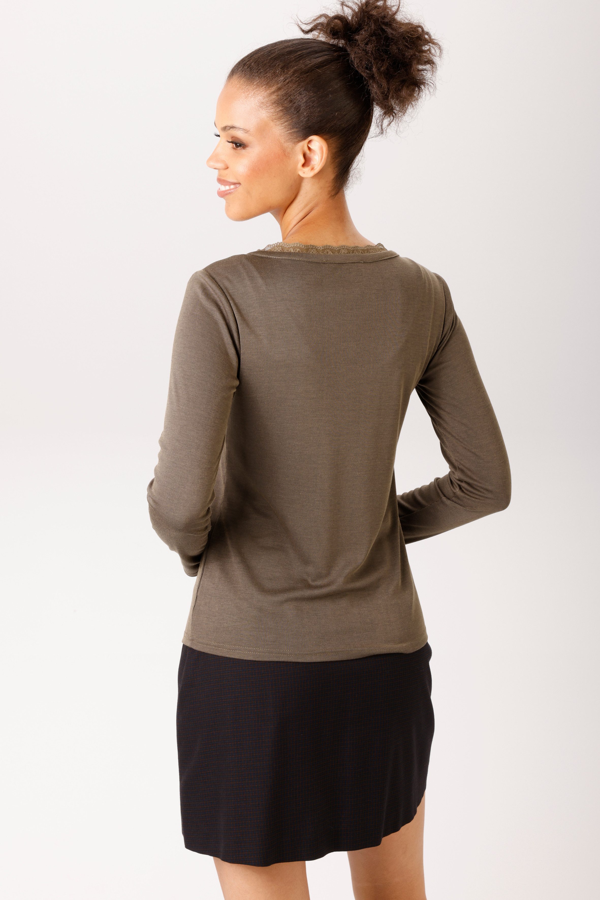 Aniston CASUAL Langarmshirt mit gewellter Spitze am Rundhals-Ausschnitt - NEUE KOLLEKTION – Bild 2 von 5