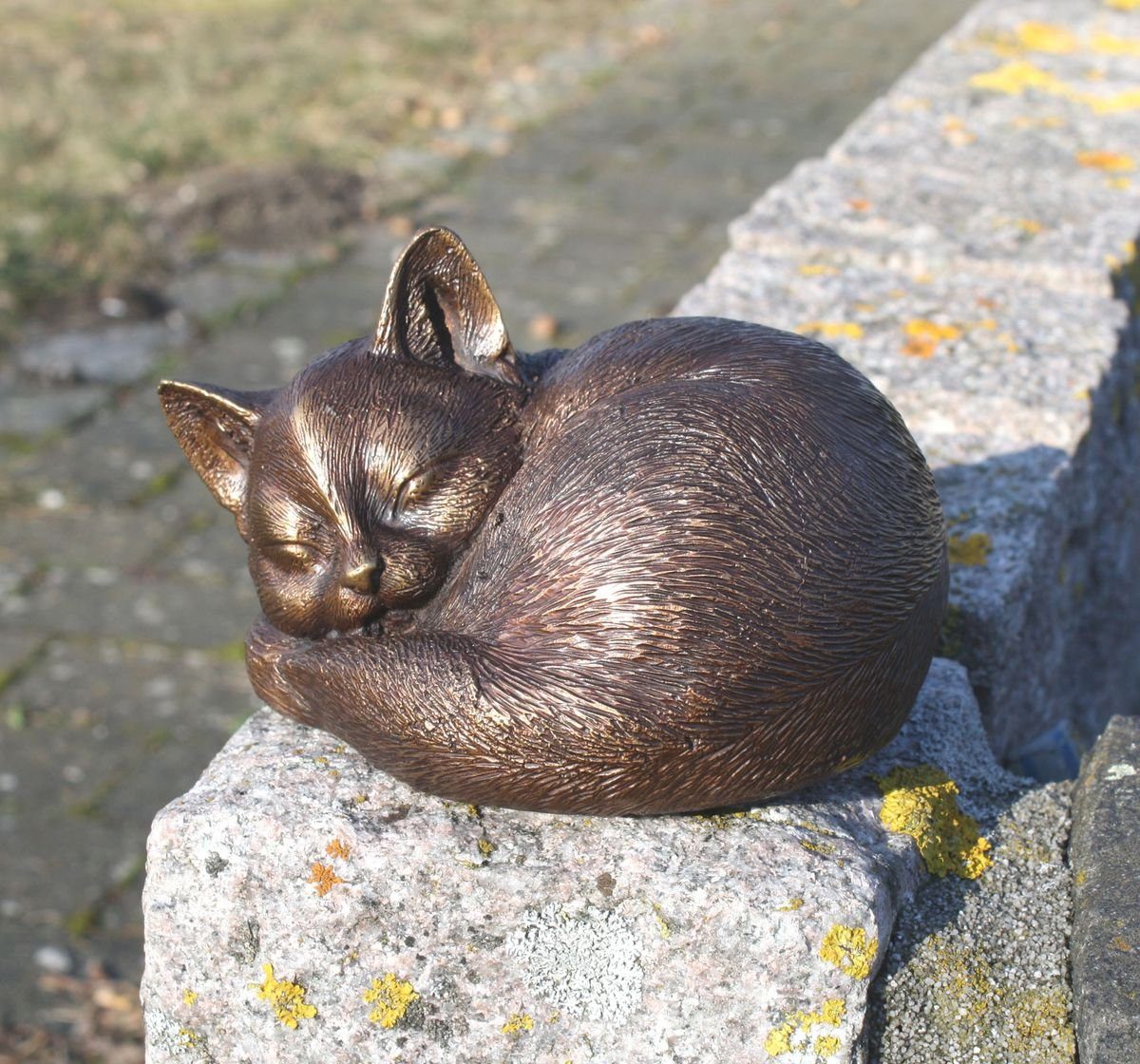 Bronzeskulpturen Skulptur Bronzefigur einer schlafenden Katze günstig online kaufen