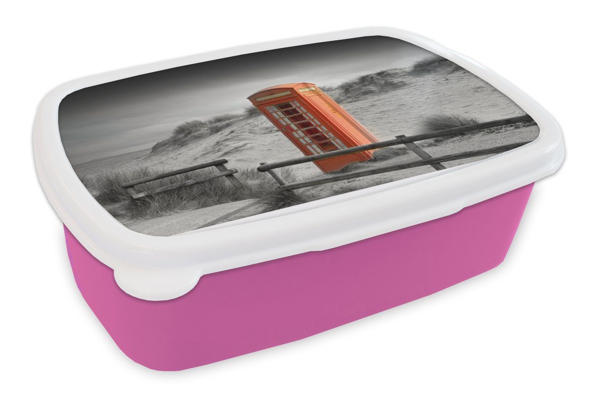 MuchoWow Lunchbox Ein Schwarz-Weiß-Foto mit einer britischen Telefonzelle, Kunststoff, (2-tlg), Brotbox für Erwachsene, Brotdose Kinder, Snackbox, Mädchen, Kunststoff rosa