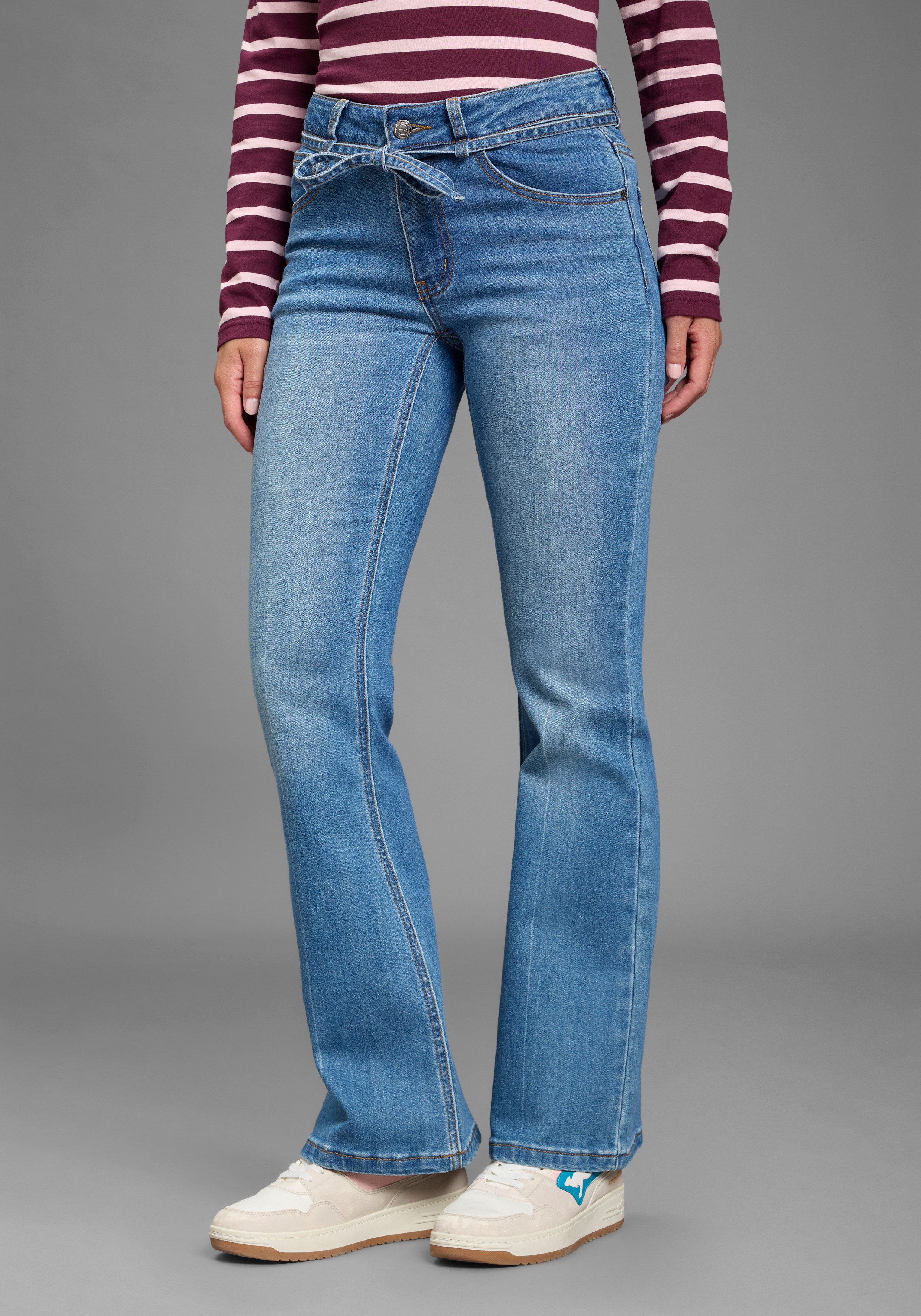 KangaROOS Weite Jeans mit Reißverschluss, Knopf und Tunnelzug mit Bindeband, lange Beinlänge. € 59,99, (€ 59,99 pro 1 Stk).