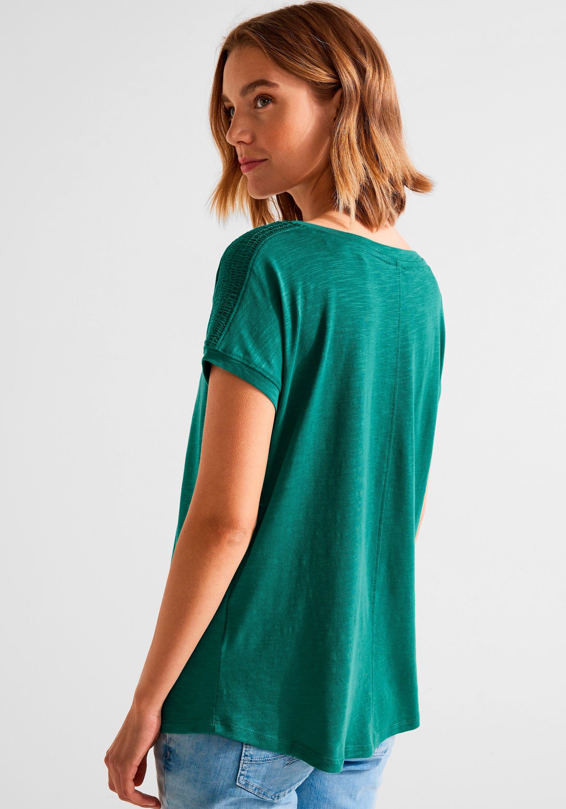 STREET ONE T-Shirt mit und Schultern modischen den Ziernähten Raffungen auf green