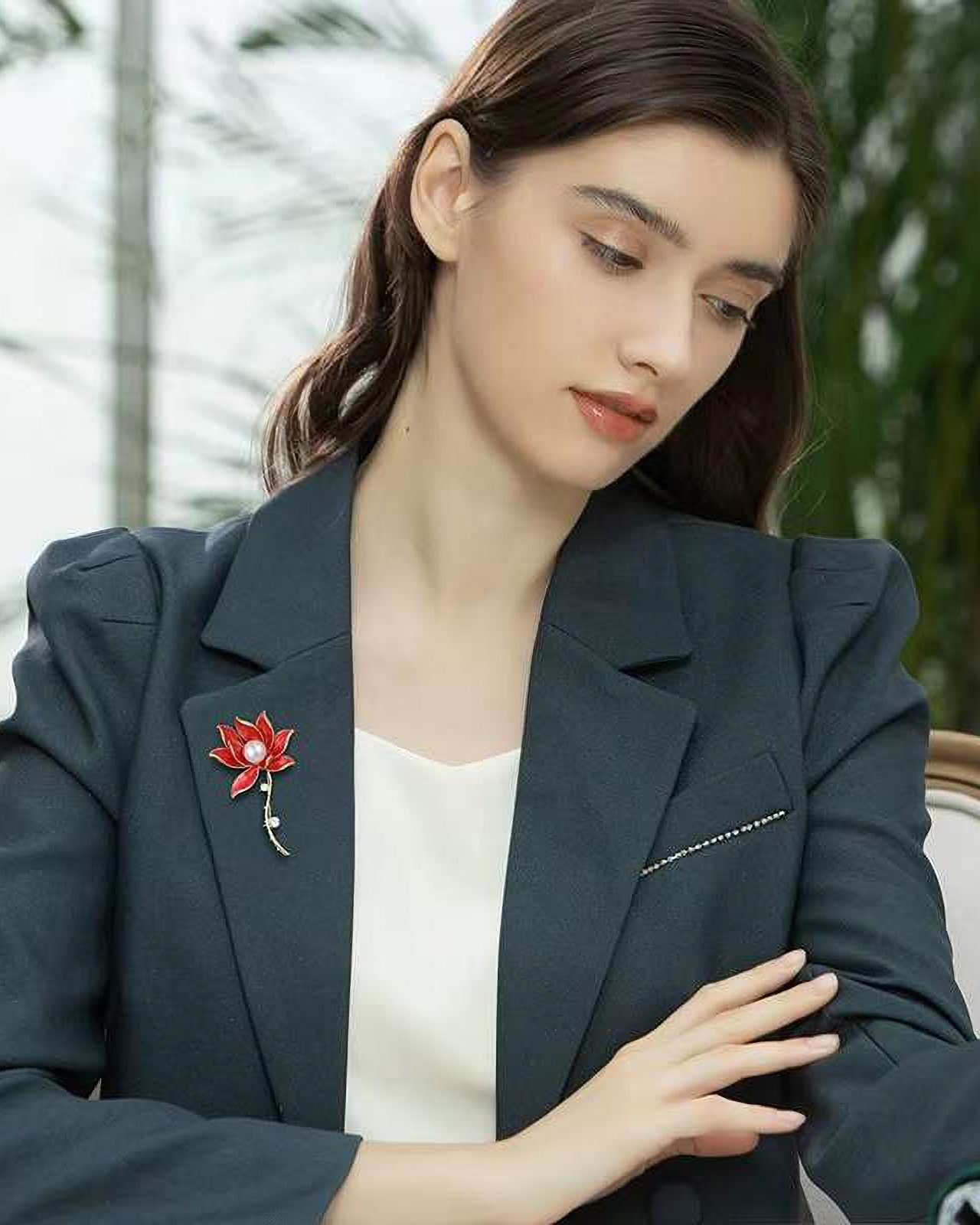 MayTree Brosche "Lotus und Perle", rot (Stück, 1-tlg), Metallbrosche mit Glassteinen, Strass und einer Zierperle